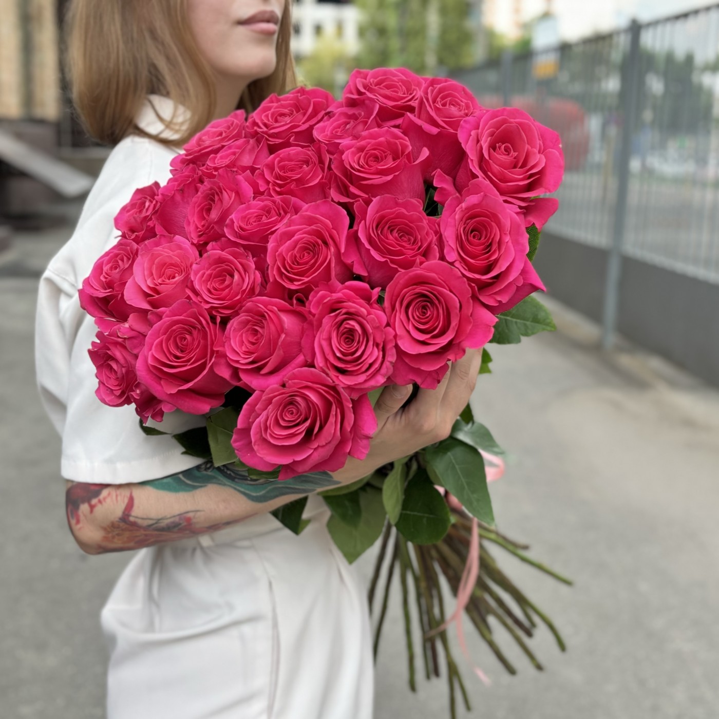 25 малиновых роз Пинк Флойд 80 см