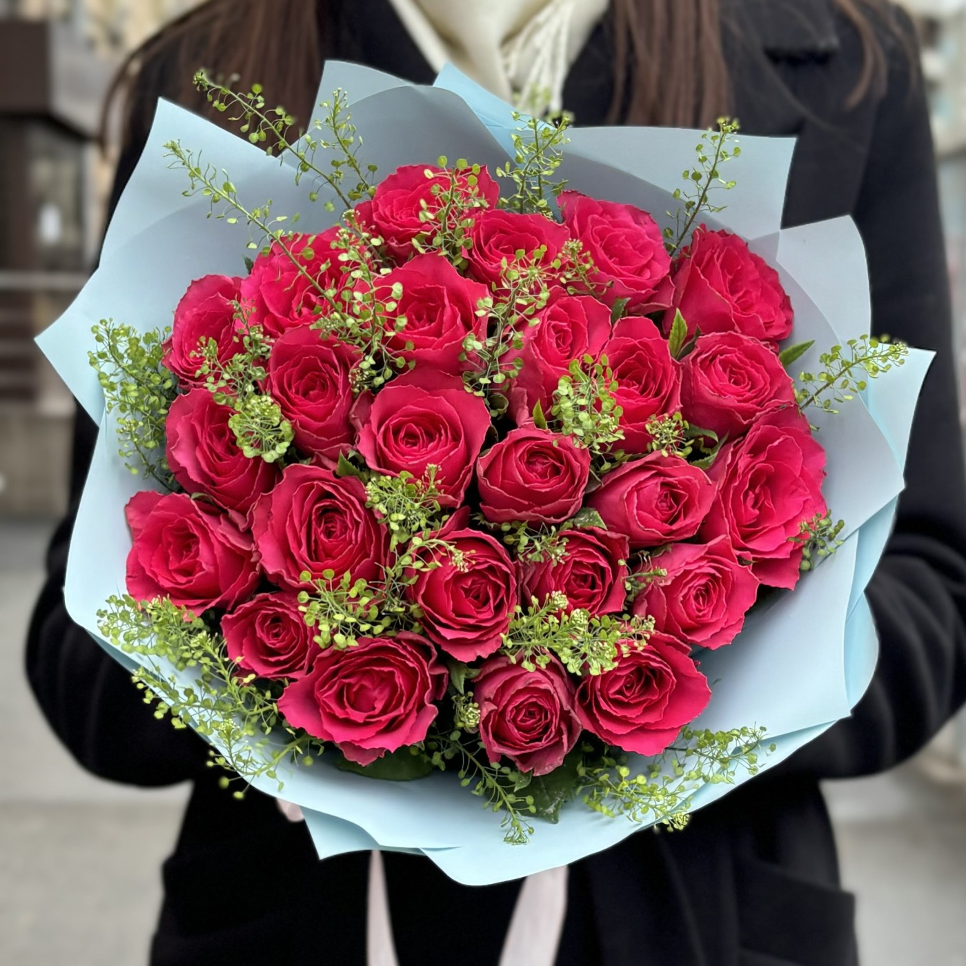 25 малиновых роз с гринбелом