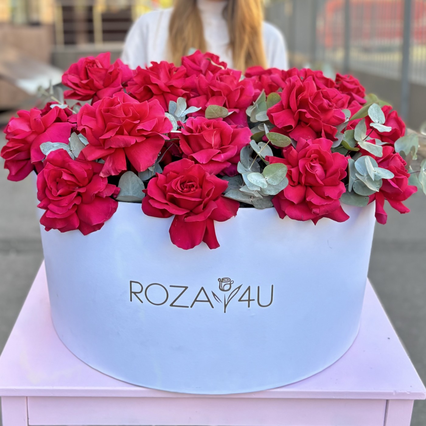 25 пышных малиновых роз с эвкалиптом в белой коробке