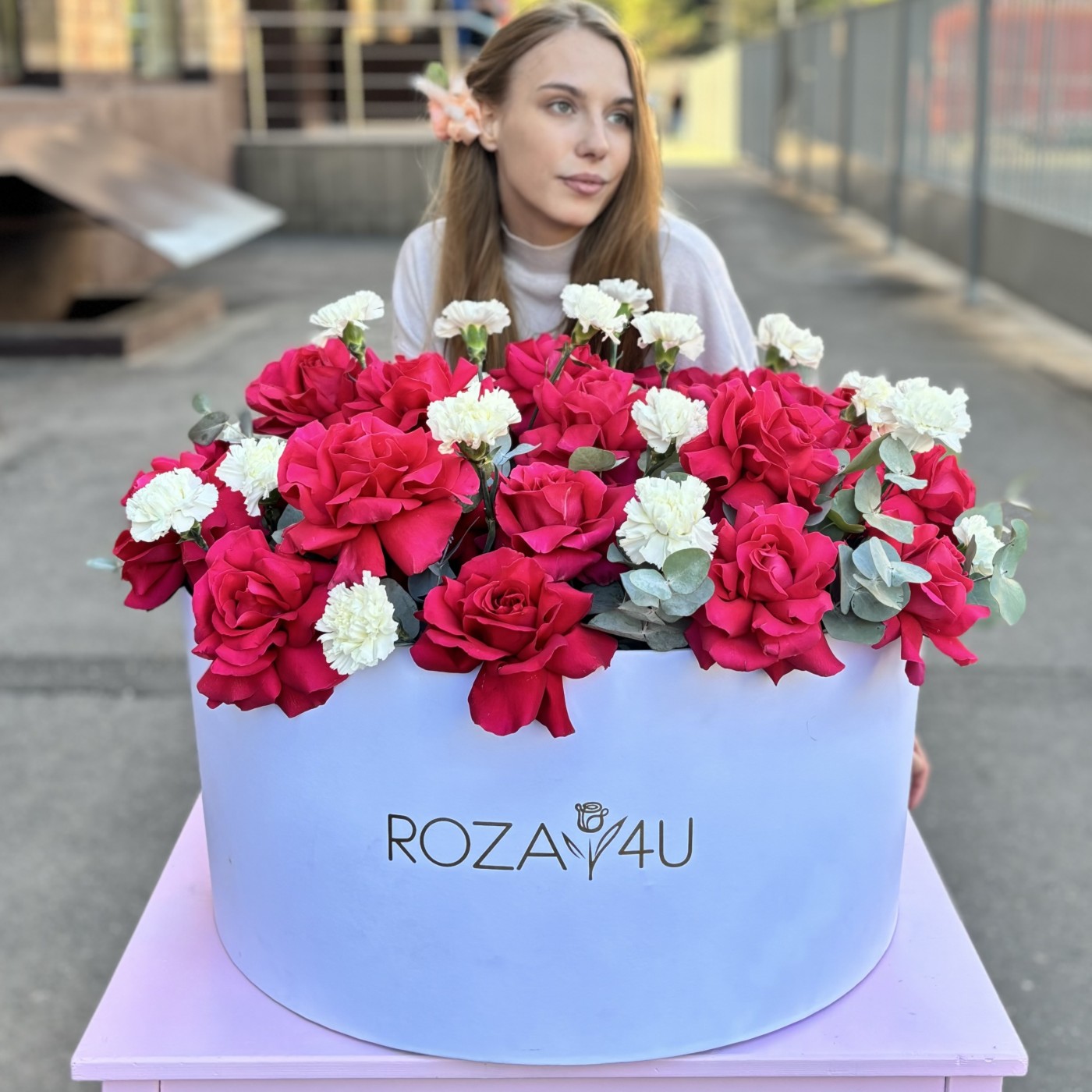 25 пышных малиновых роз с гвоздикой в коробке