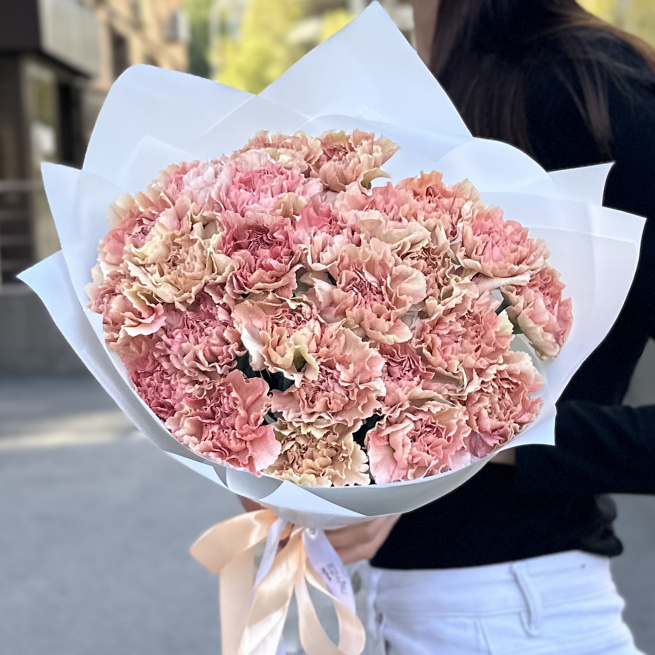 25 розово-персиковых гвоздик