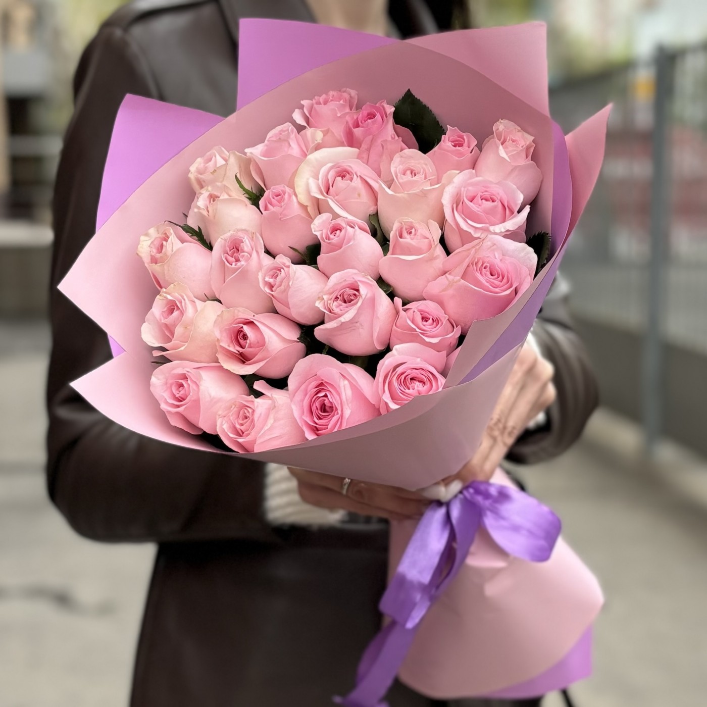 25 розовых роз Ангел Ревиваль 50 см