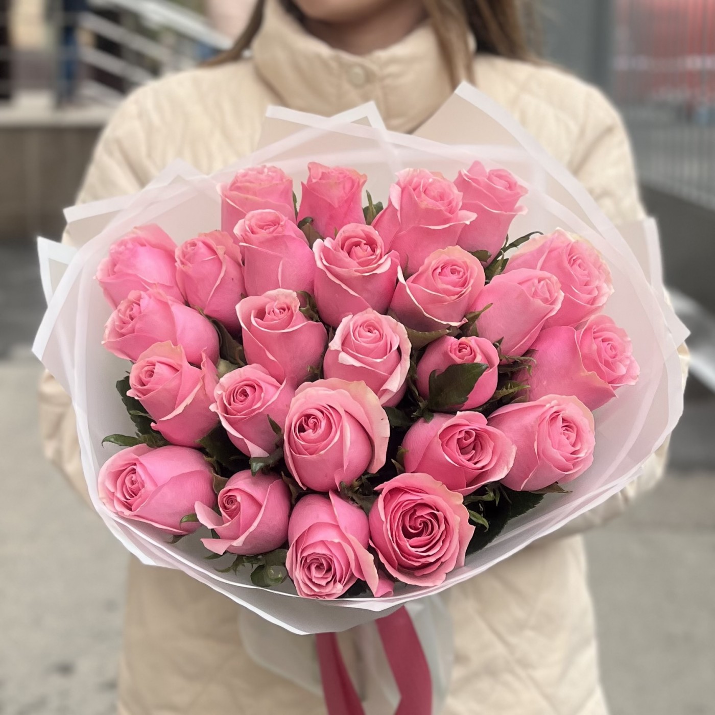 25 розовых роз Селеб 40 см