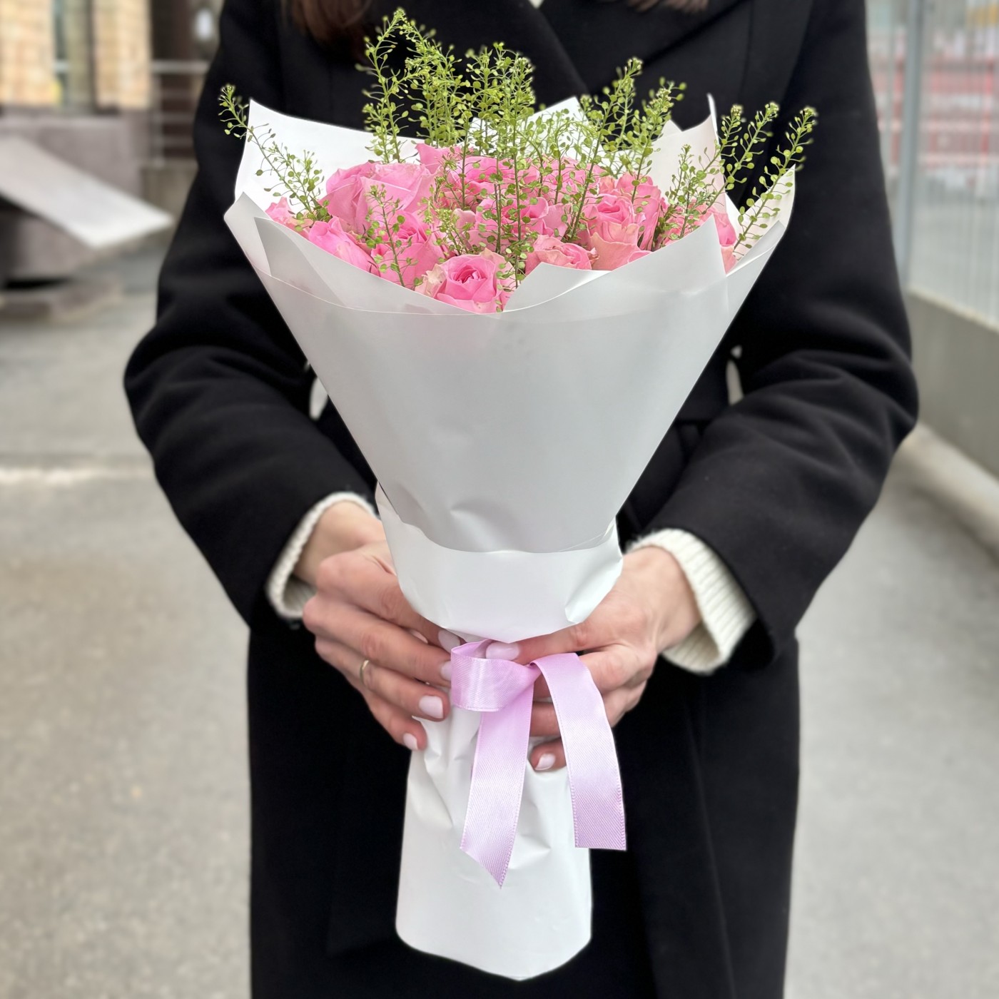 25 розовых роз с гринбелом