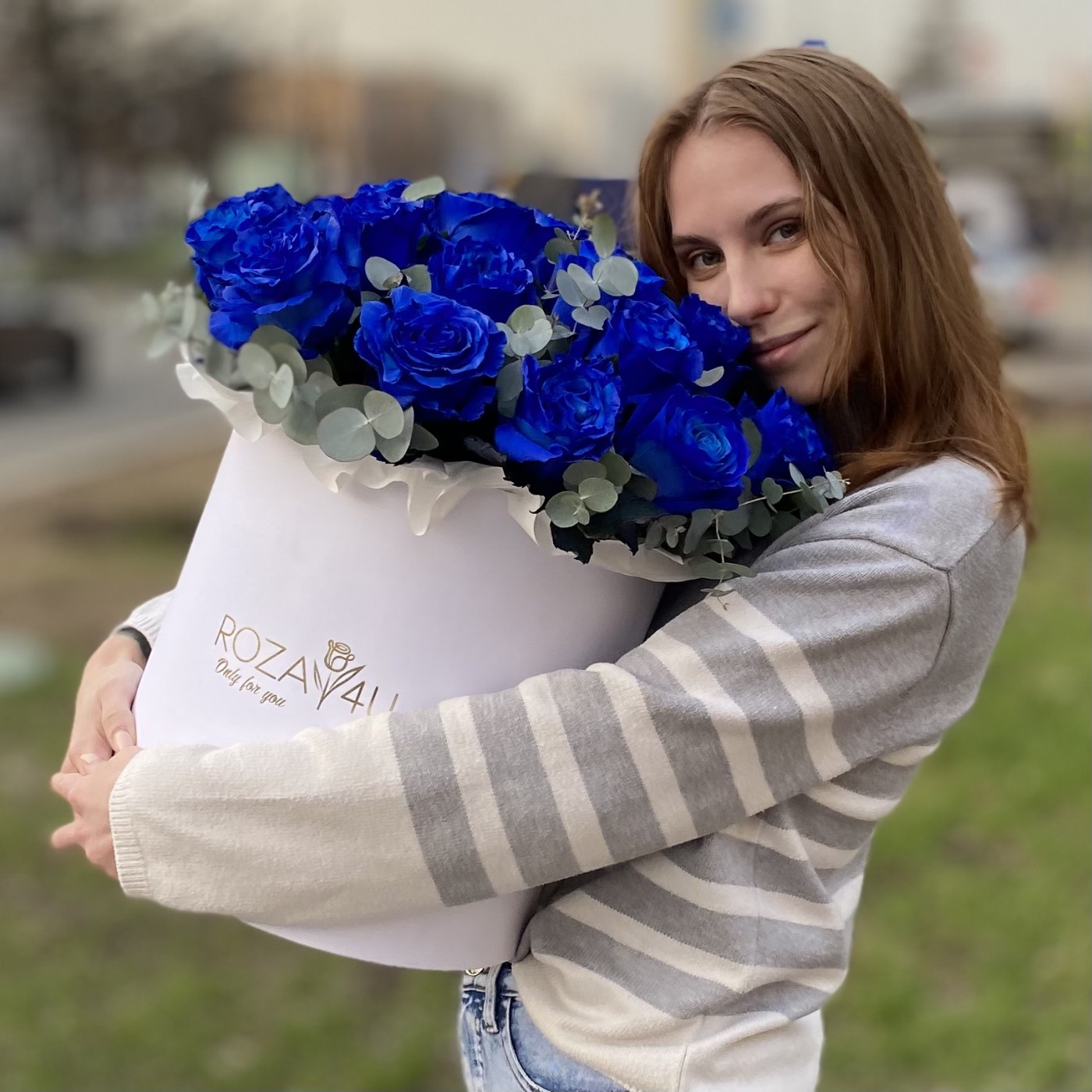 25 синих роз в коробке с эвкалиптом