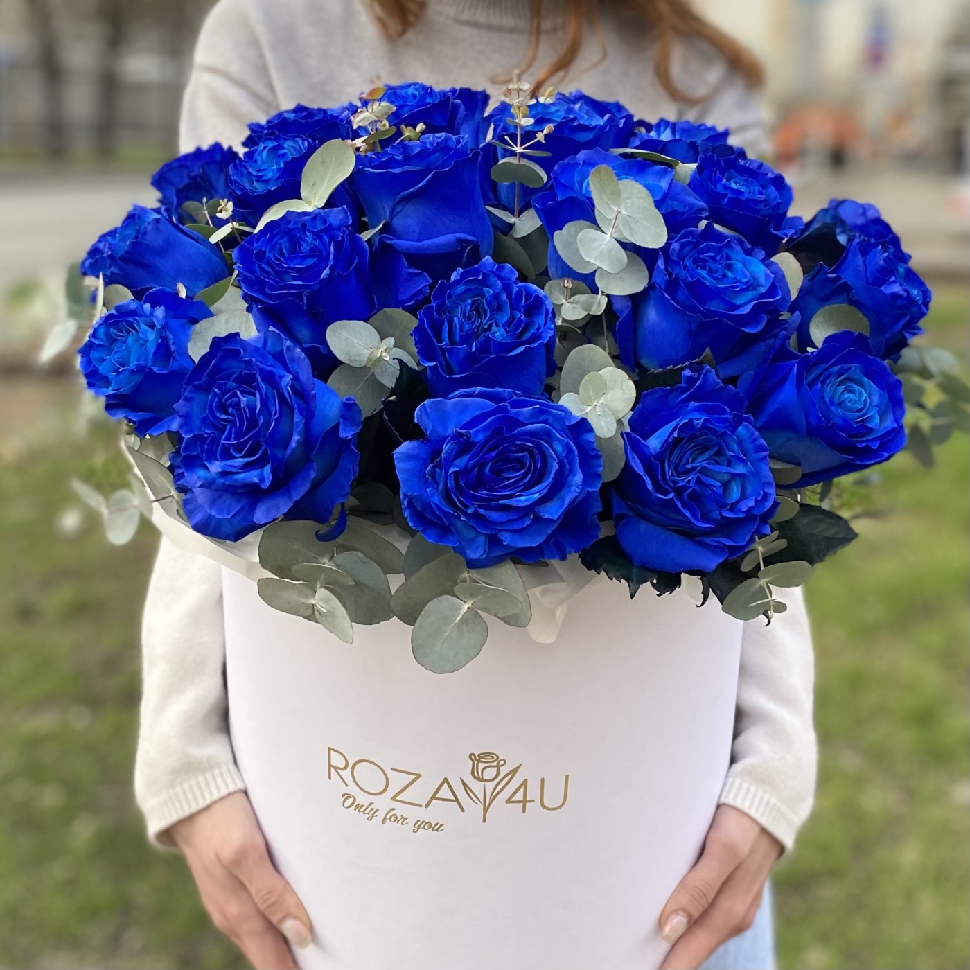25 синих роз в коробке с эвкалиптом