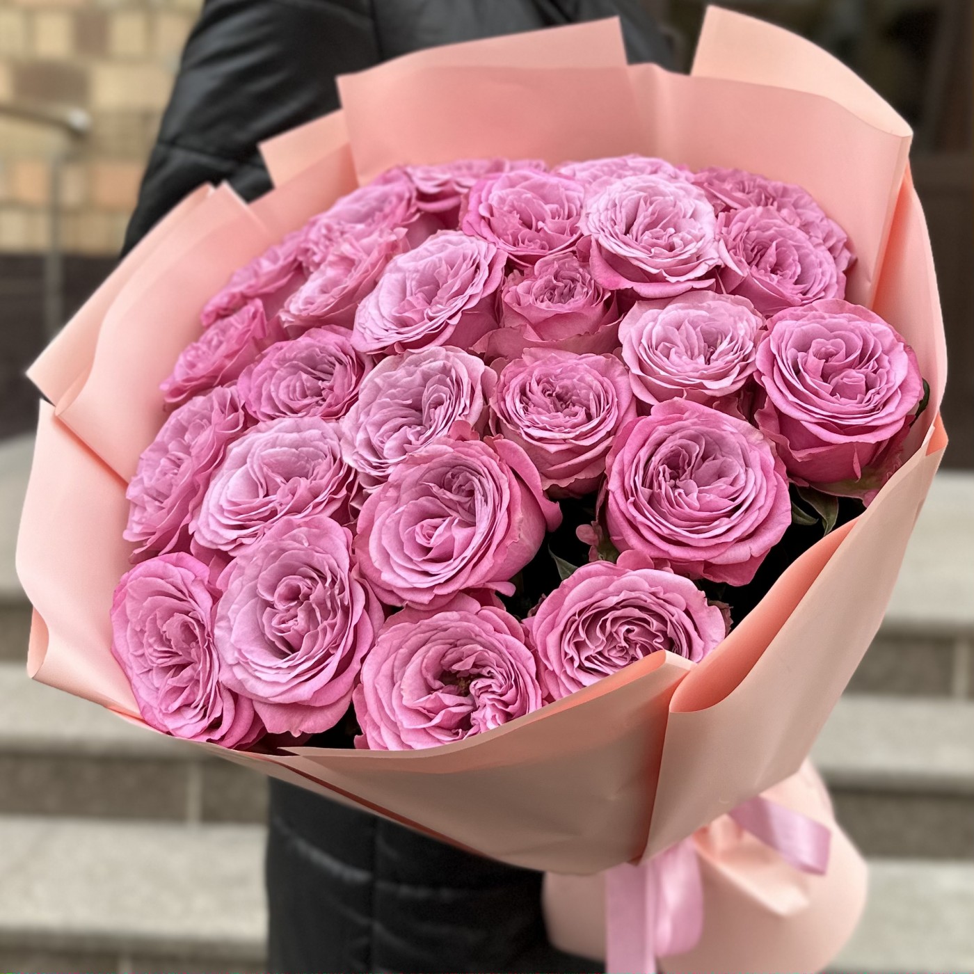 25 сиреневых роз Куинс Краун