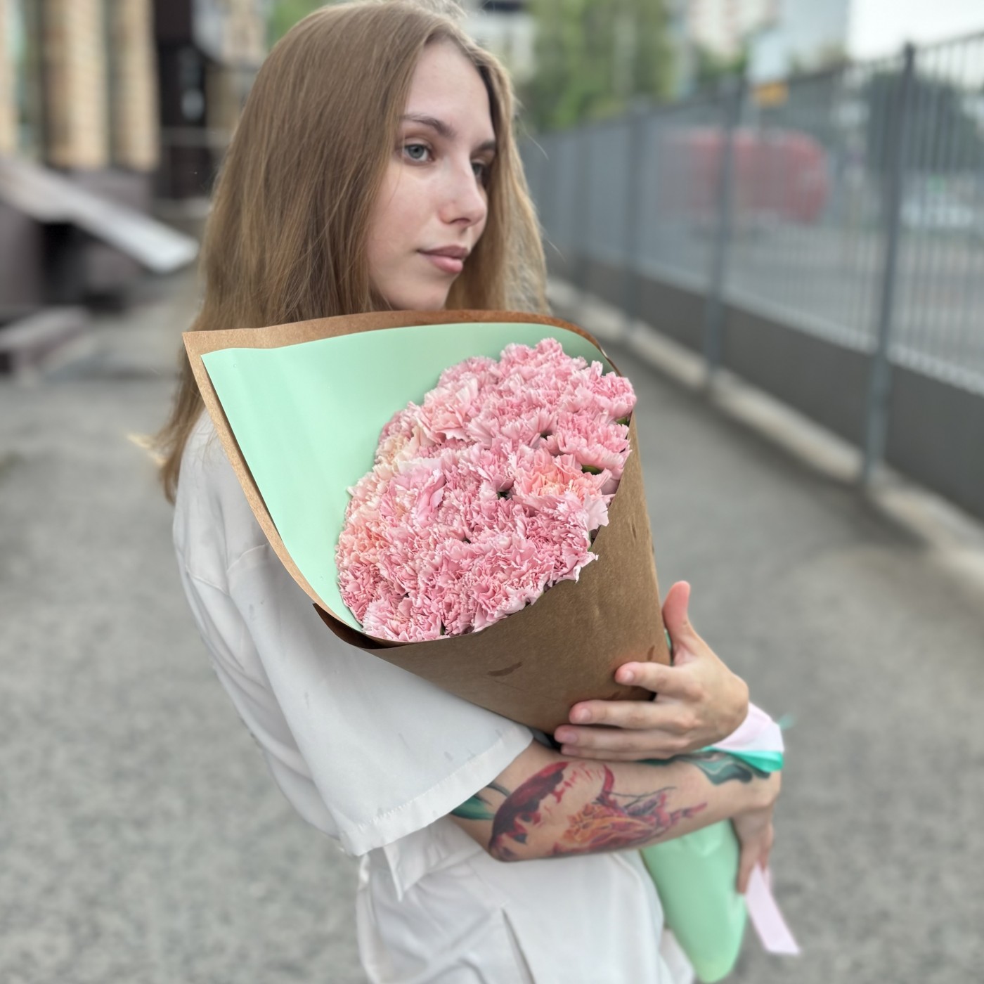 25 светло-розовых гвоздик
