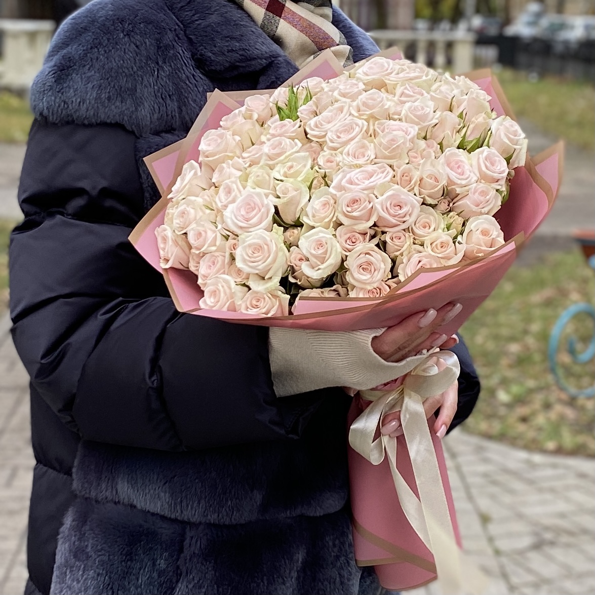 25 светло-розовых кустовых роз Роял Порцелина 40см