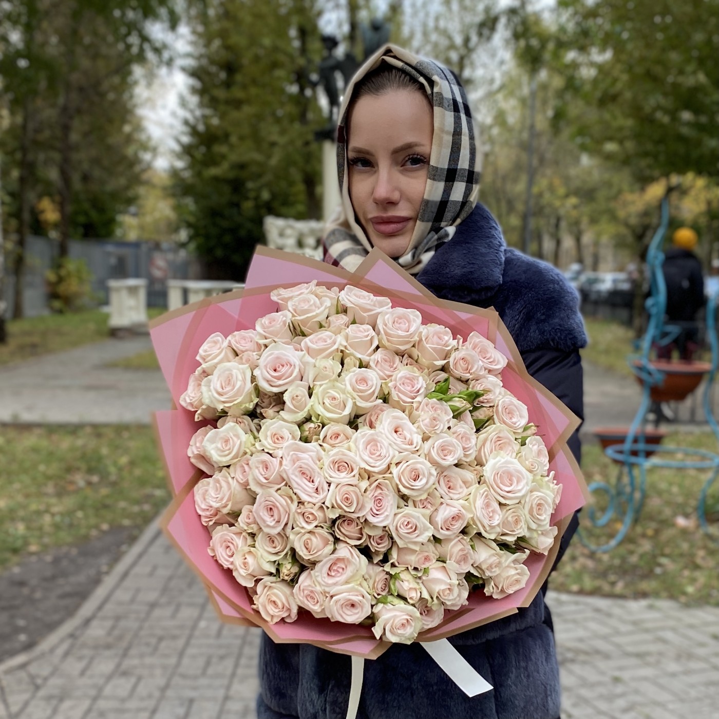 25 светло-розовых кустовых роз Роял Порцелина 40см