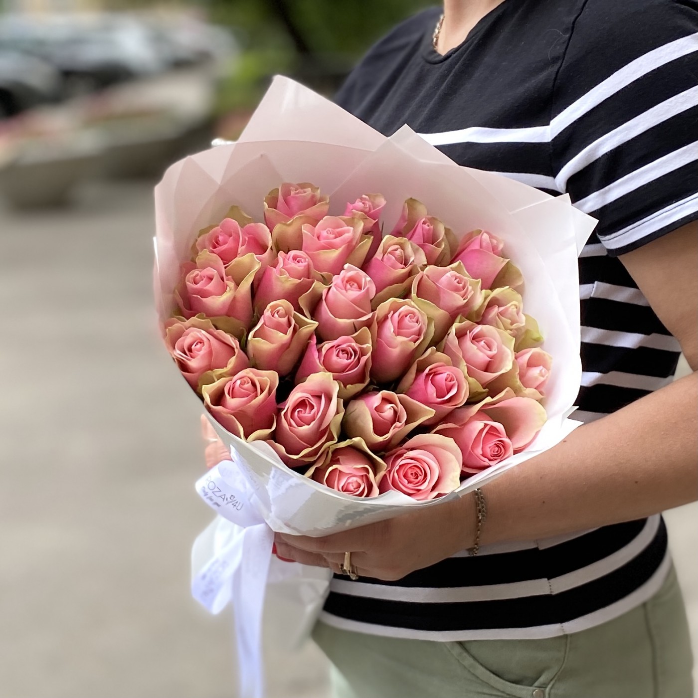 25 светло-розовых роз