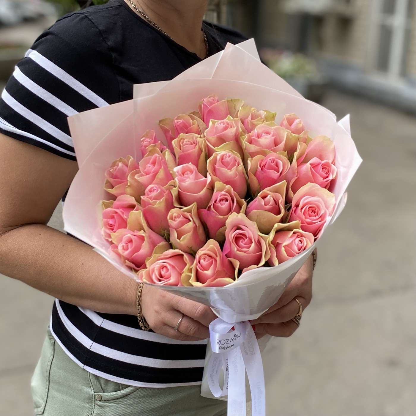25 светло-розовых роз