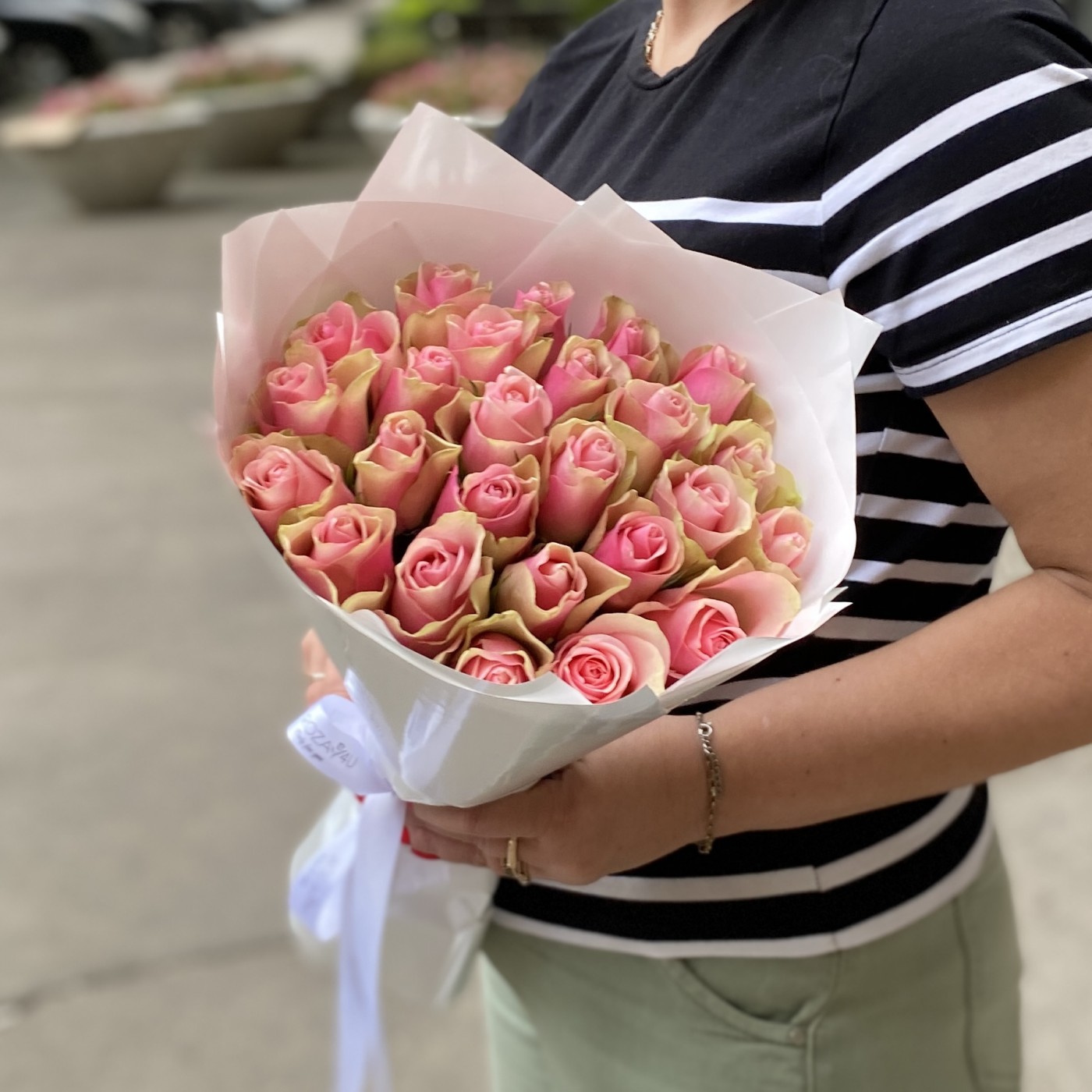 25 светло-розовых роз