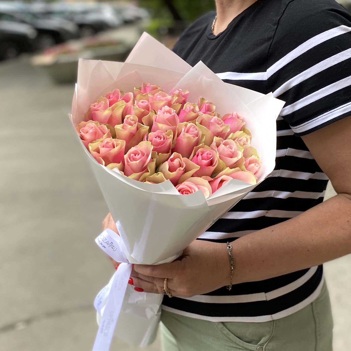 25 светло-розовых роз