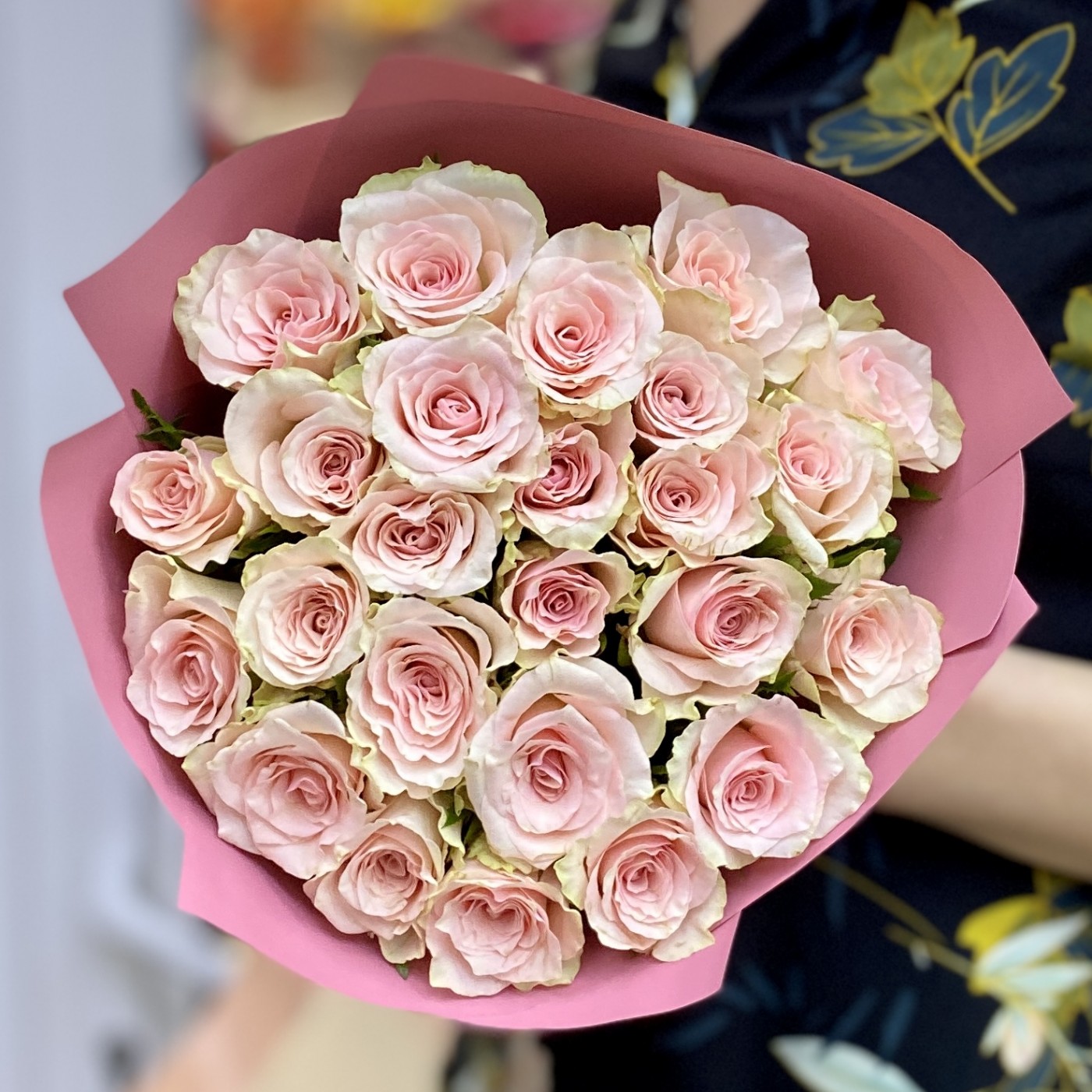25 нежных роз Пинк Атена
