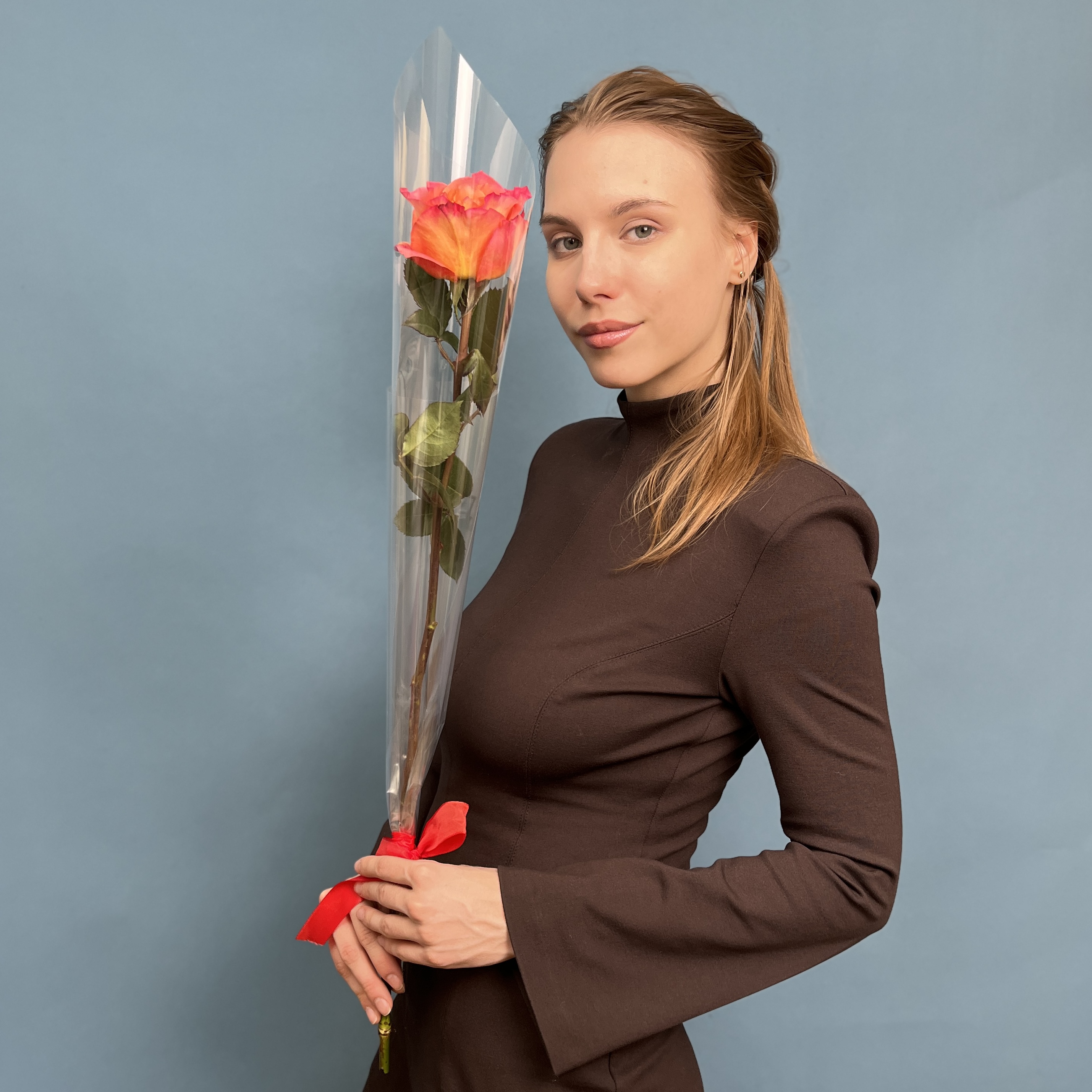 1 оранжево-розовая роза Фри Спирит  60 см