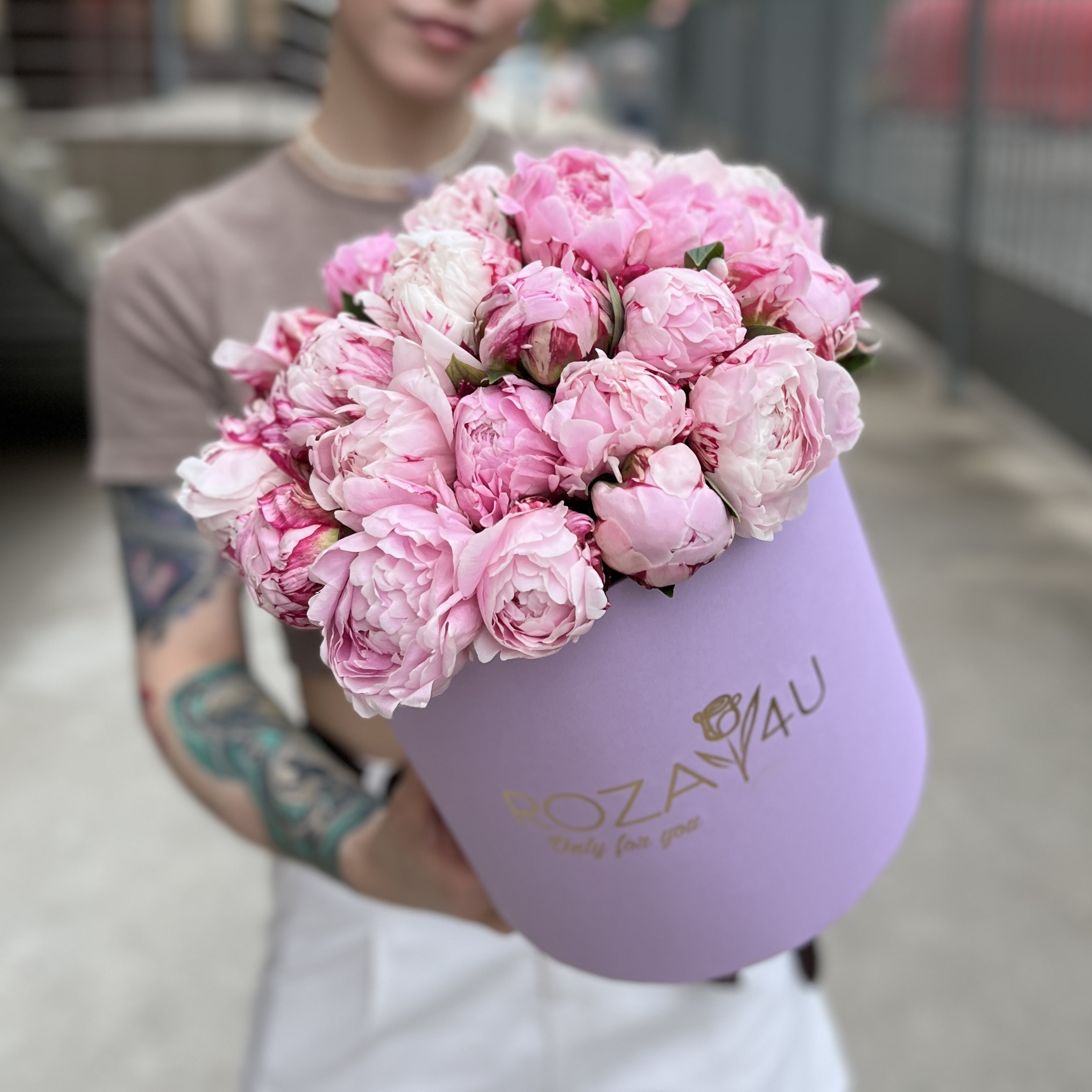 25 пионов Сара Бернар в коробке