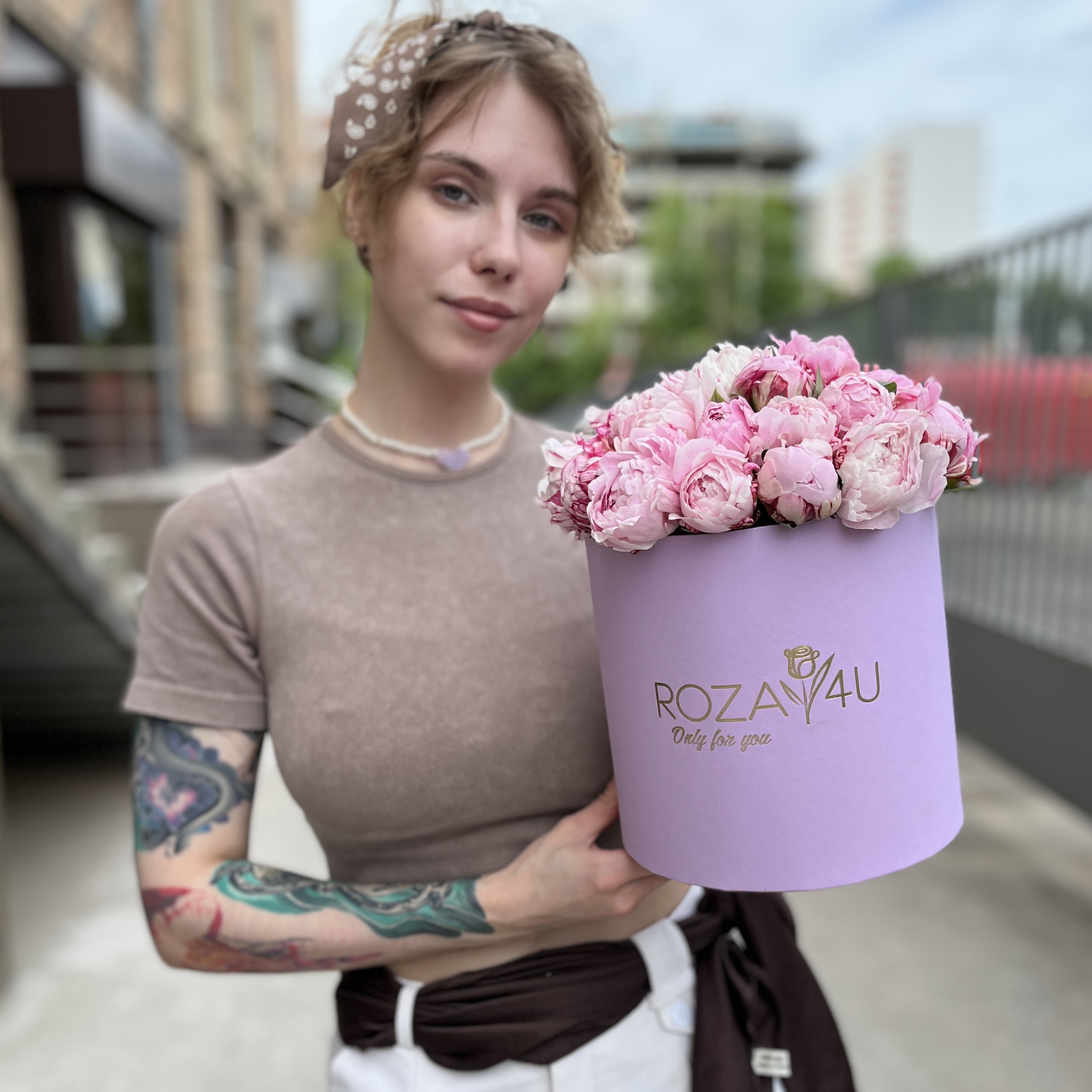 25 пионов Сара Бернар в коробке