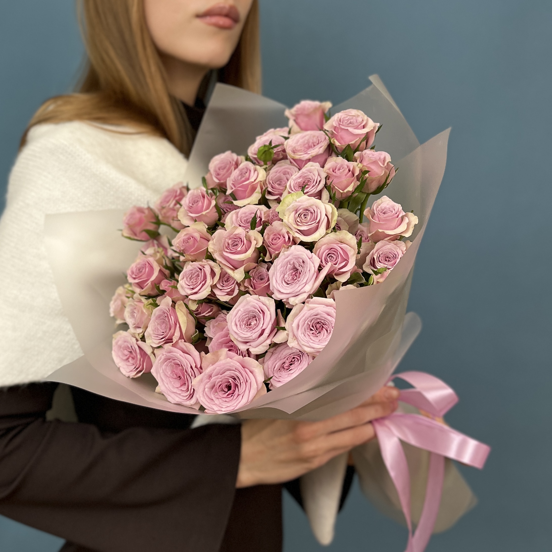 15 сиреневых кустовых роз Лейла 40 см
