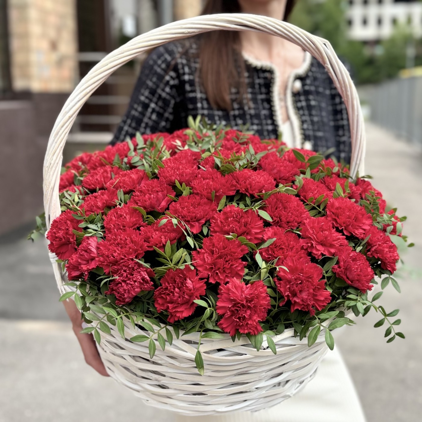 Букет дня в корзине из гвоздик