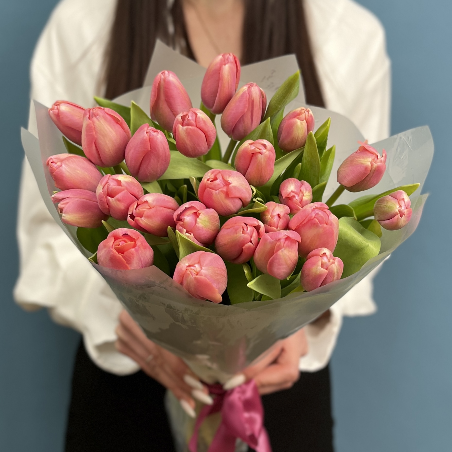 25 коралловых тюльпанов