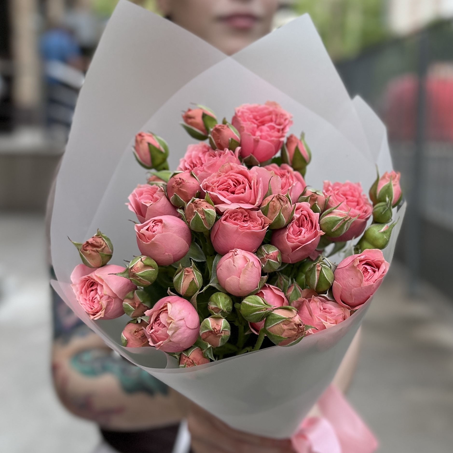 5 кустовых пионовидных роз Спешел Дайменшн 50см