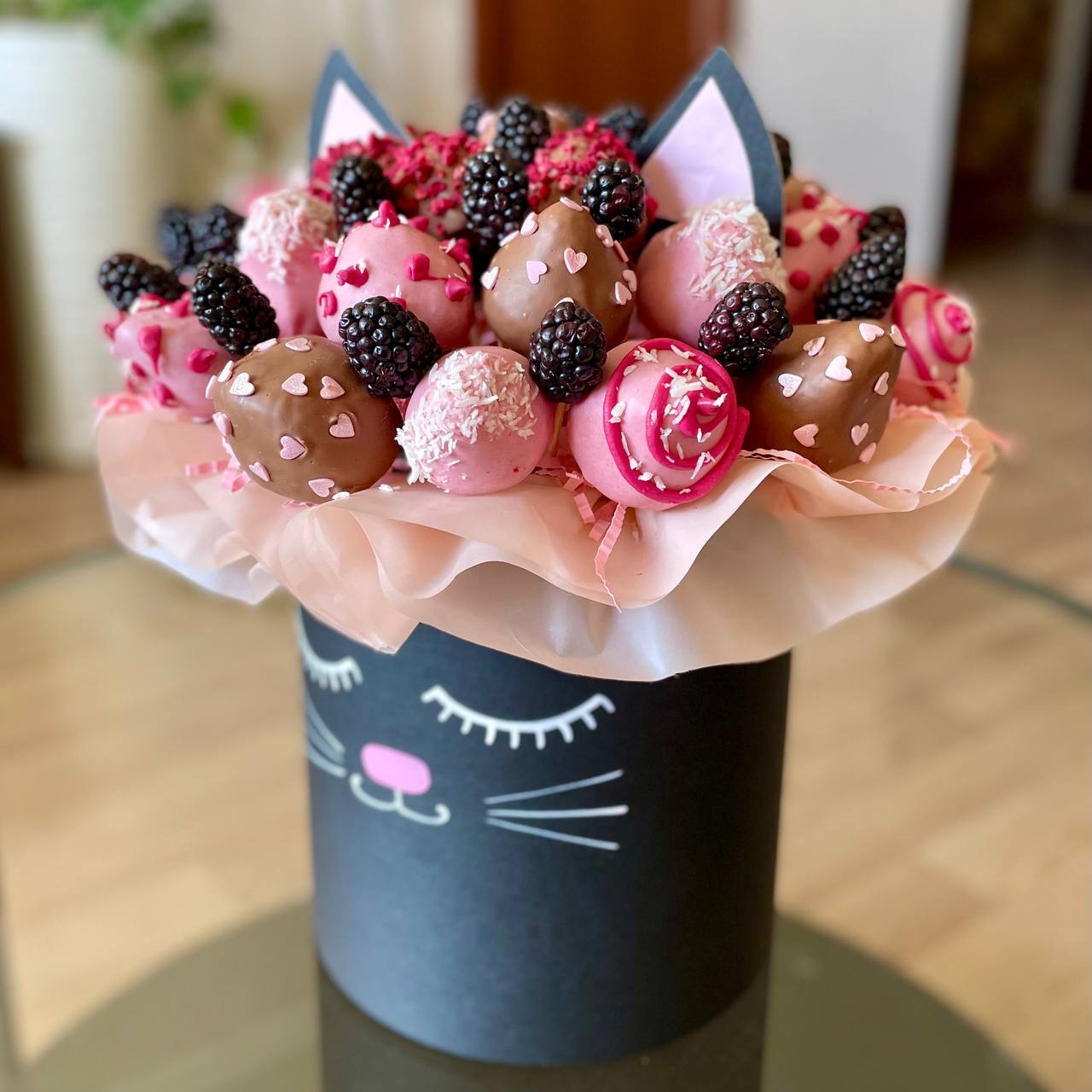 Авторская коробка Кошечка с ежевикой и клубникой в шоколаде