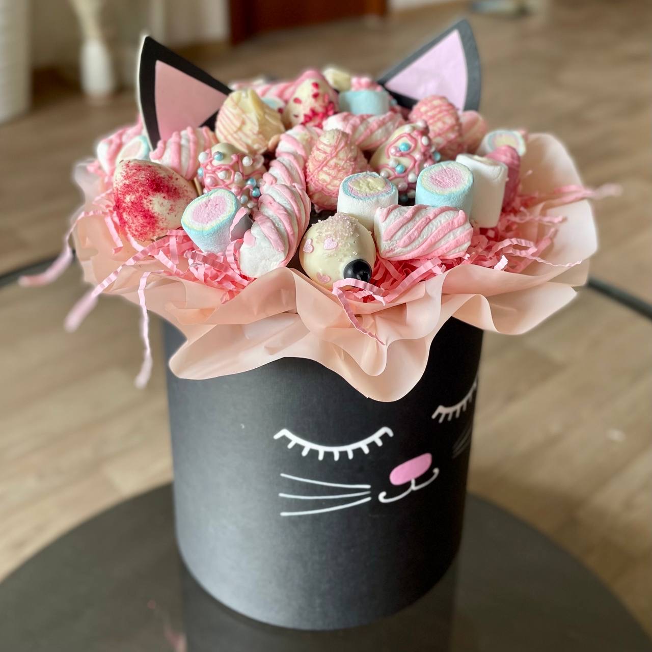Авторская коробка Кошечка с клубникой в шоколаде и маршмеллоу