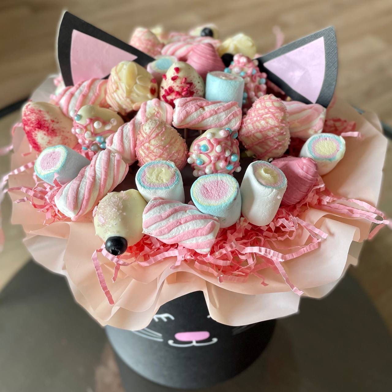 Авторская коробка Кошечка с клубникой в шоколаде и маршмеллоу