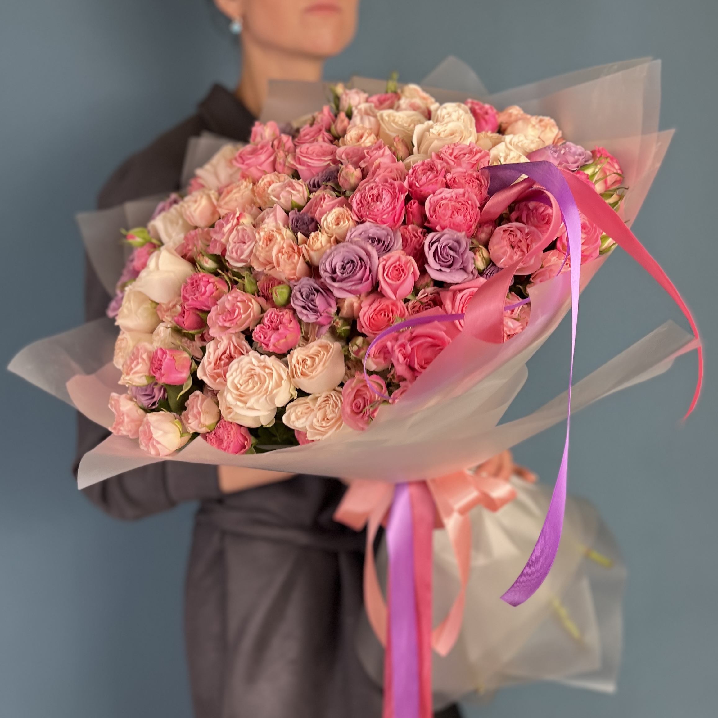 35 пионовидных кустовых роз микс 60 см