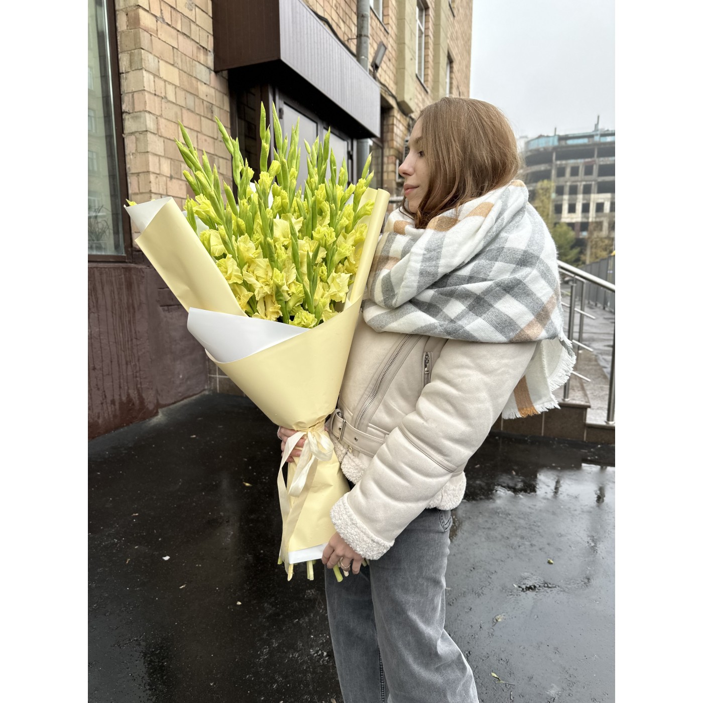 27 зеленых гладиолусов