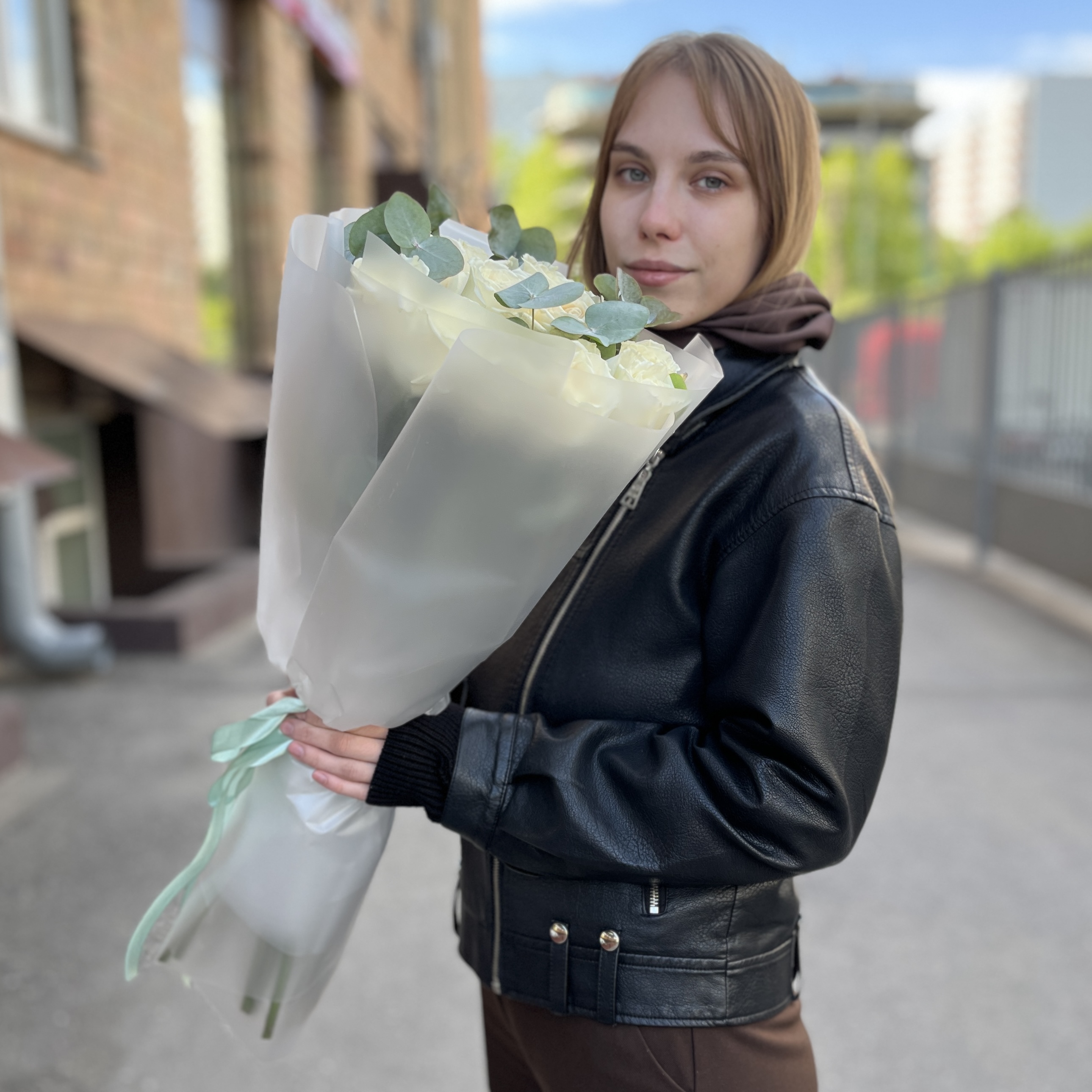 Букет из 15 белых роз Проуд с эвкалиптом