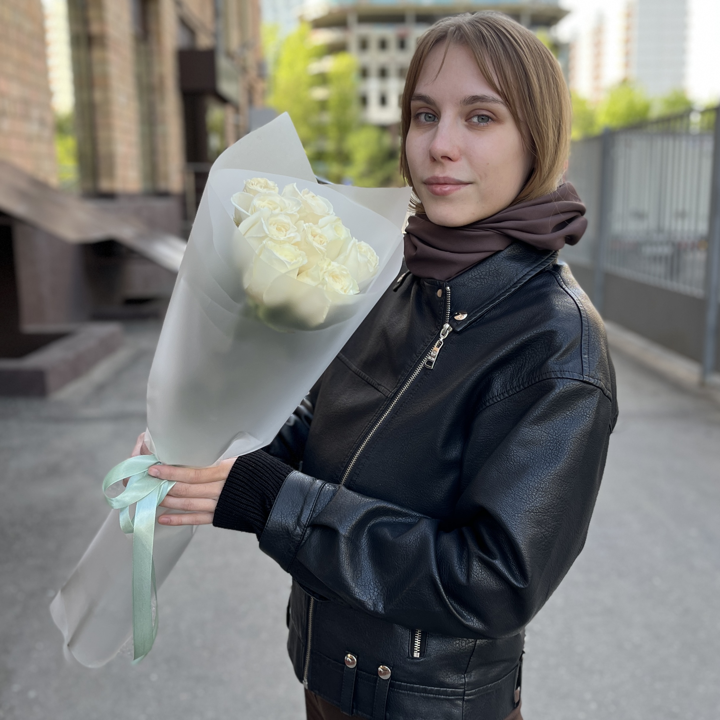 Букет из 9 белых роз Проуд 60 см