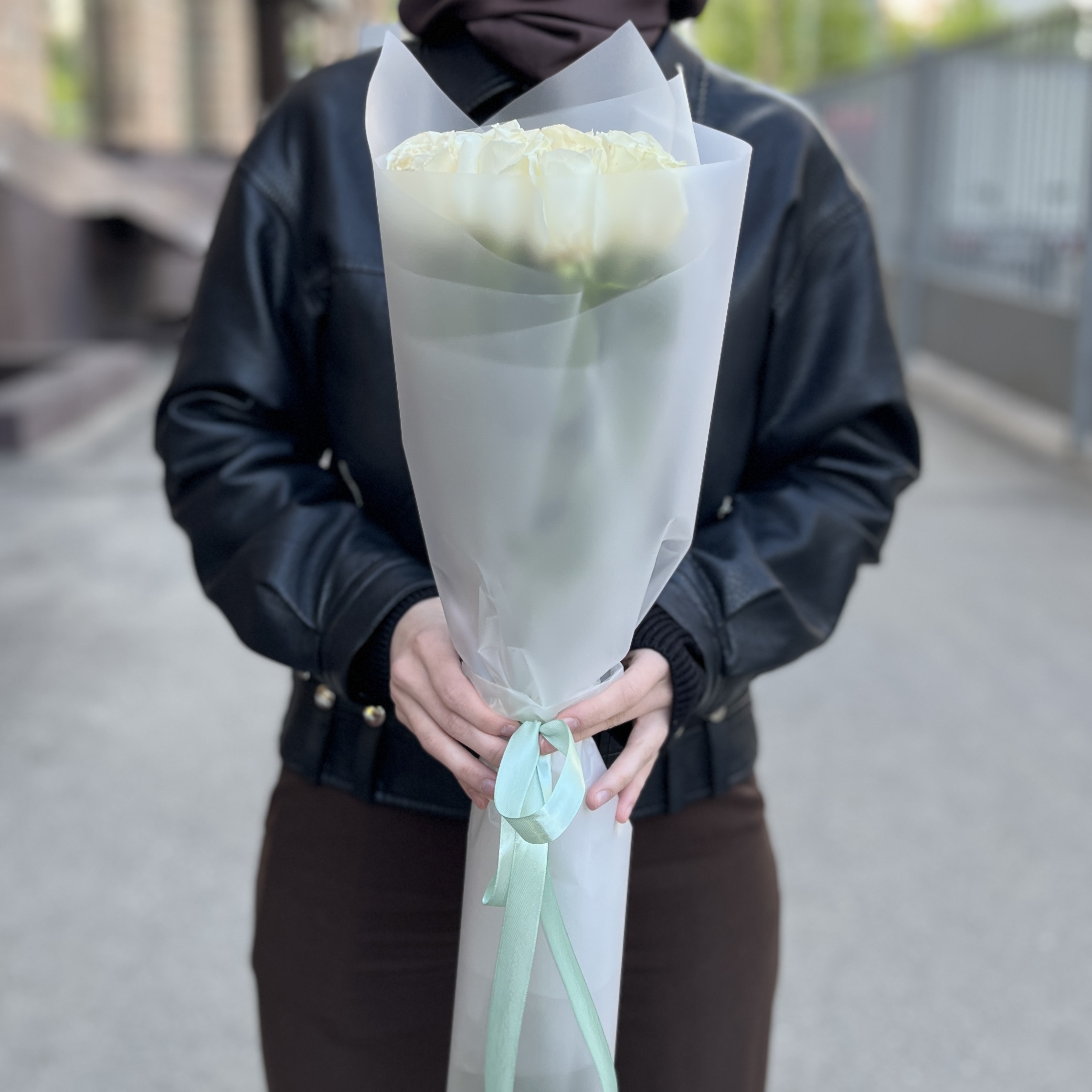 Букет из 9 белых роз Проуд 60 см