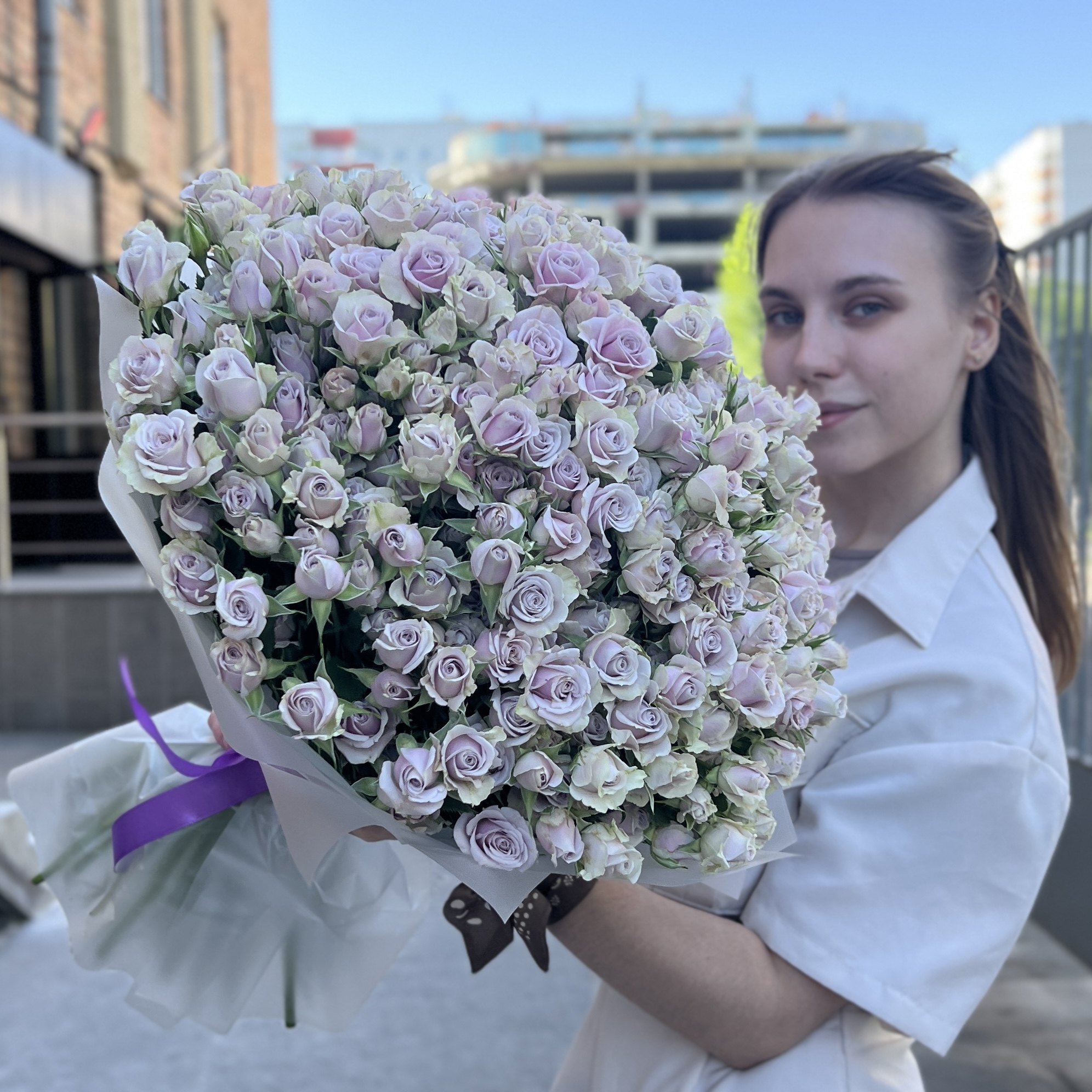 101 сиреневая кустовая роза Сильвер Шедоу 40 см