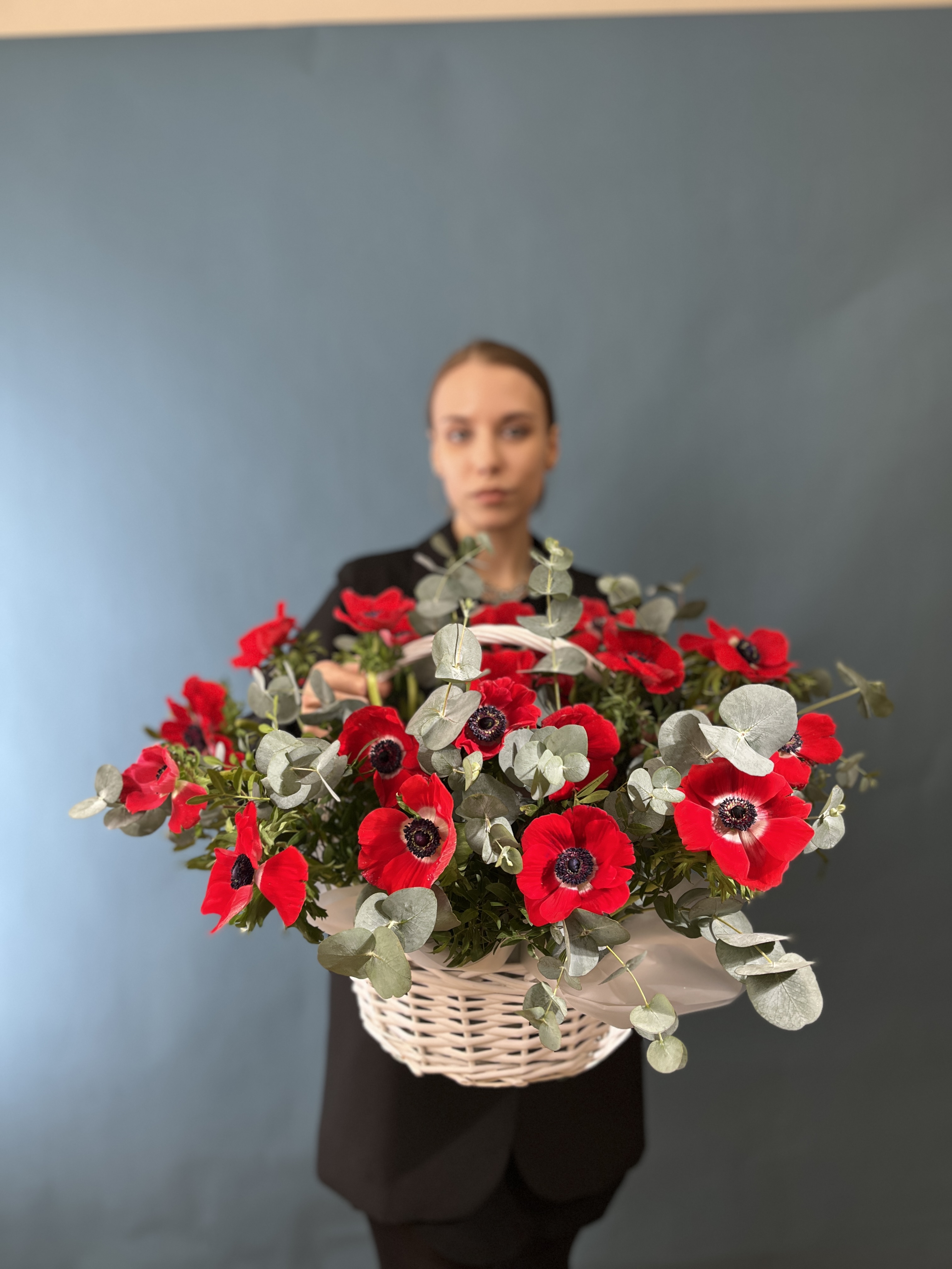 25 красных анемонов в корзине