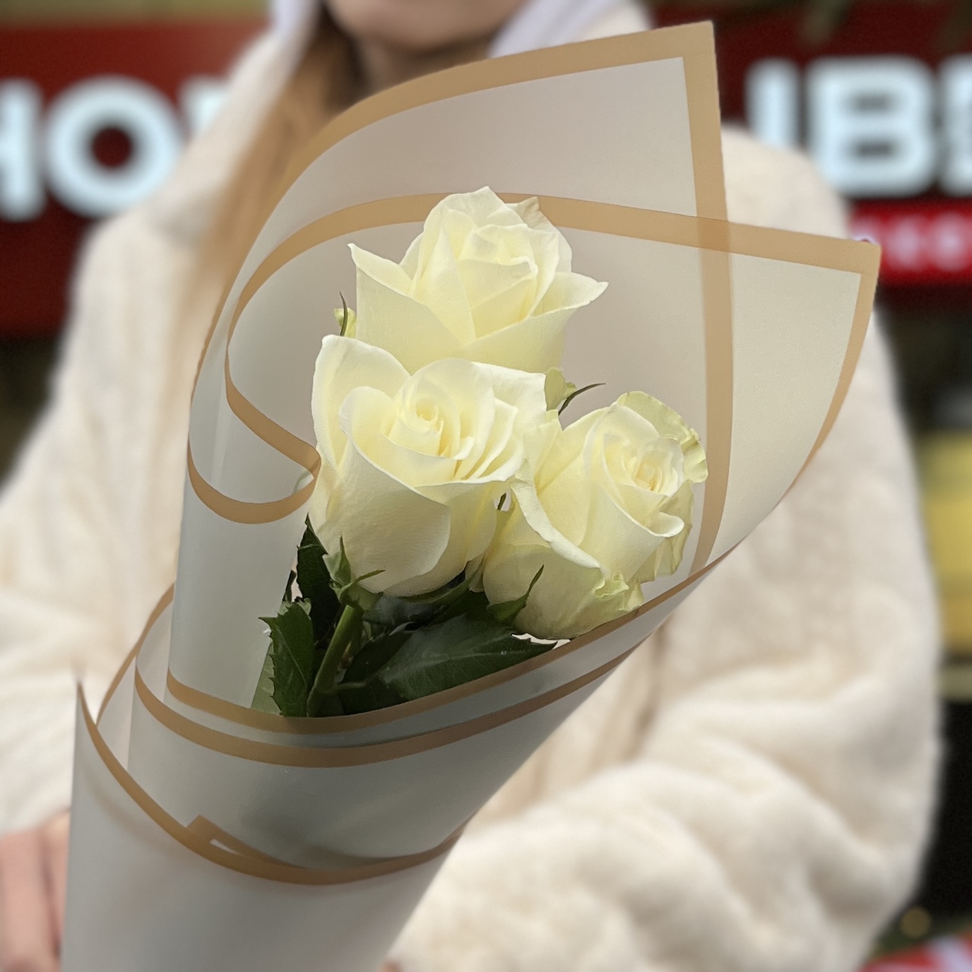 3 длинные белые розы 70 см