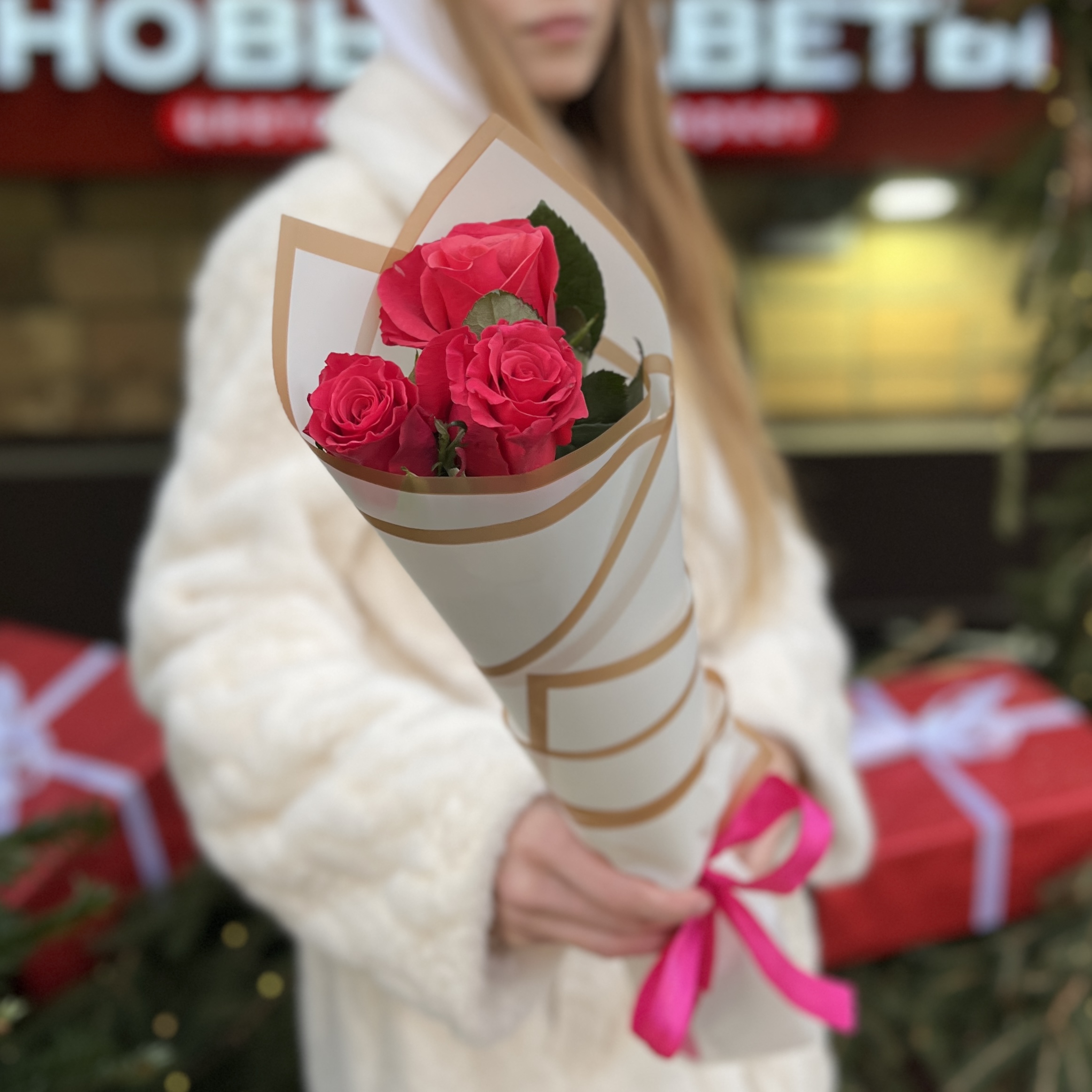 5 малиновых роз Такаци 50 см