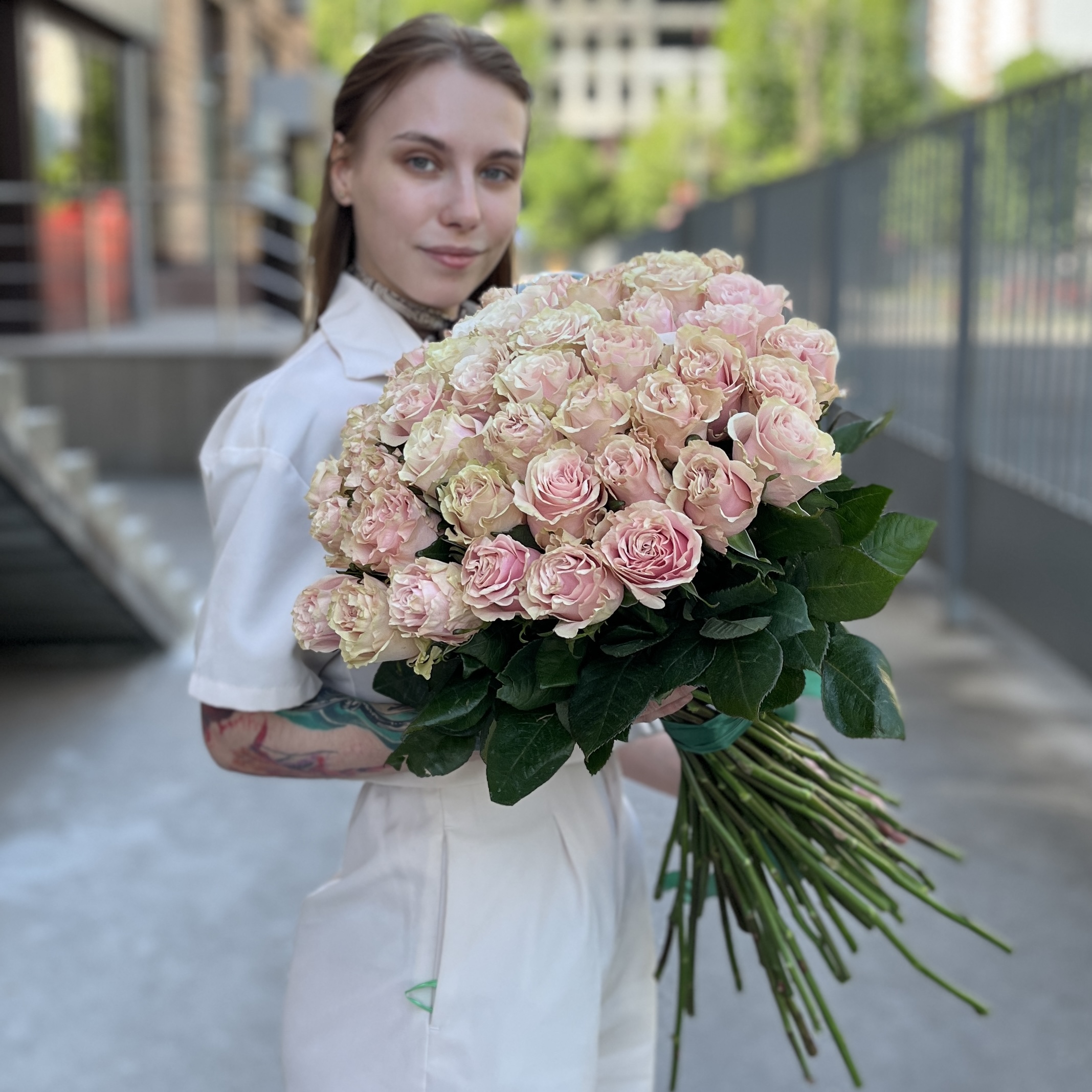 51 роза Пинк Мондиаль 80 см