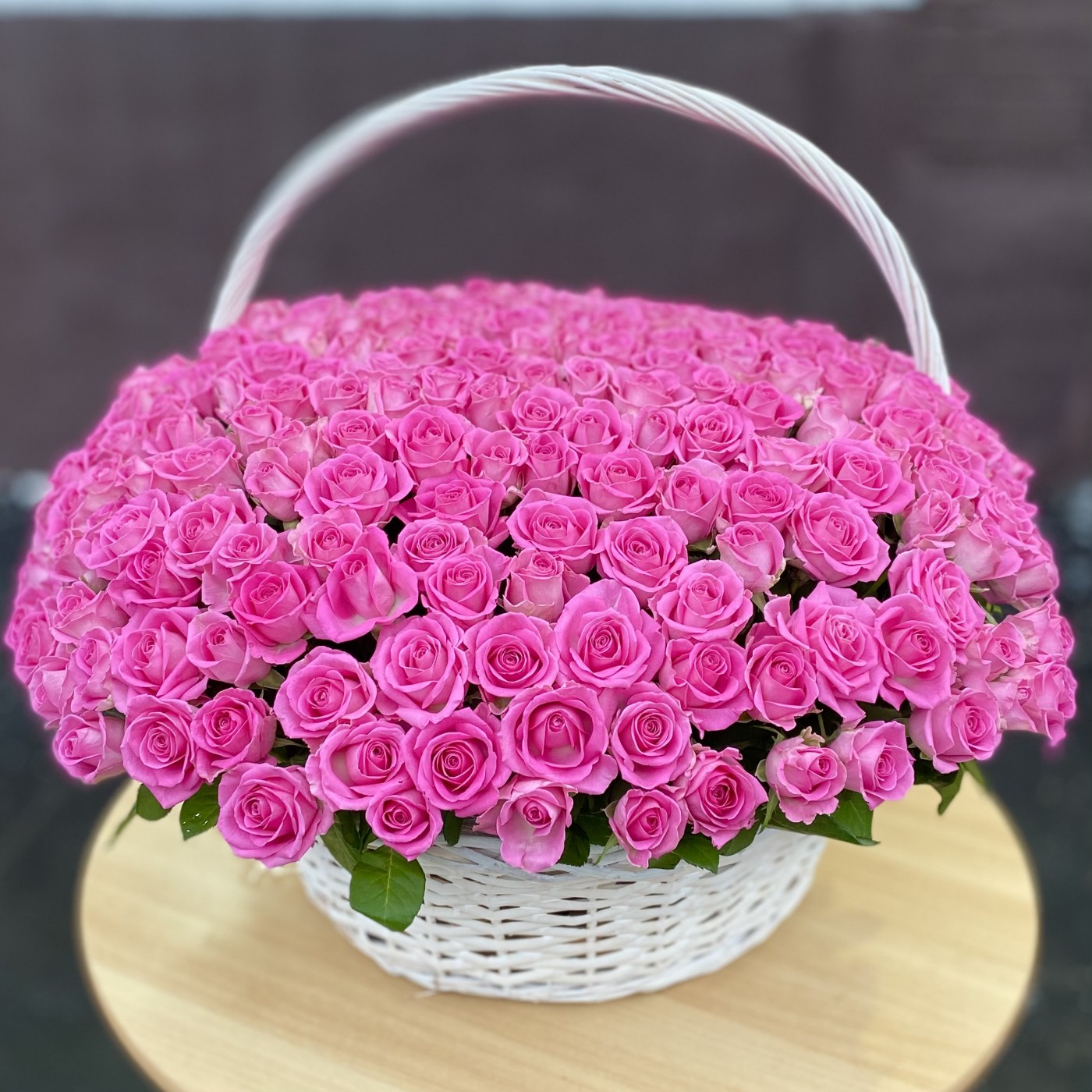 301 розовая роза в корзине