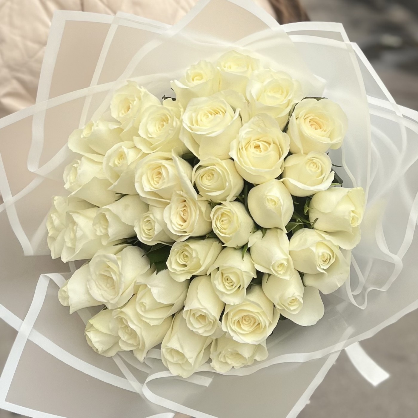 35 белых роз 40 см