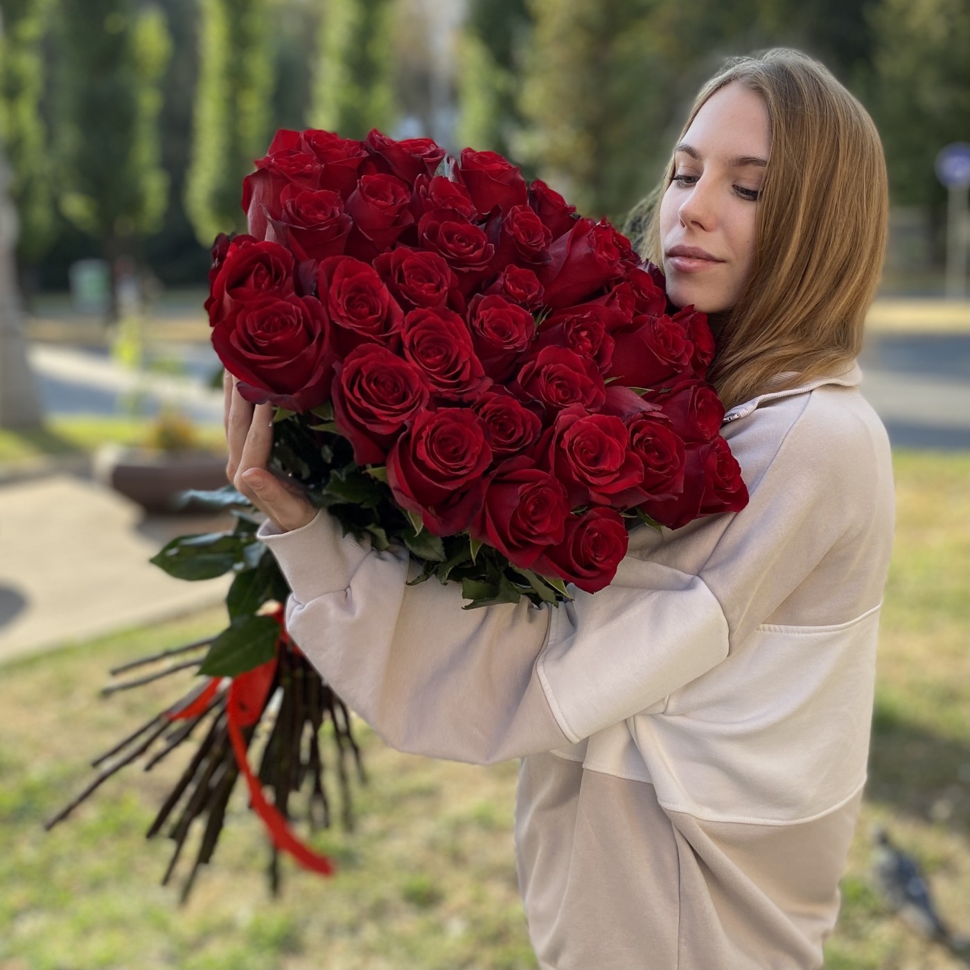 35 красных роз Эксплорер 80 см