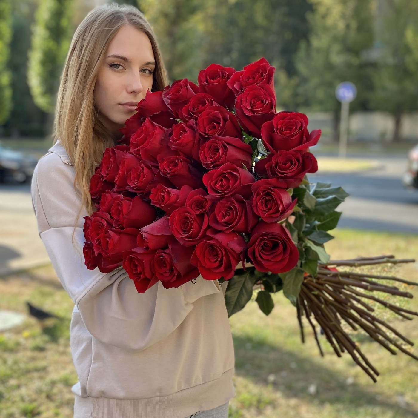 35 красных роз Эксплорер 80 см