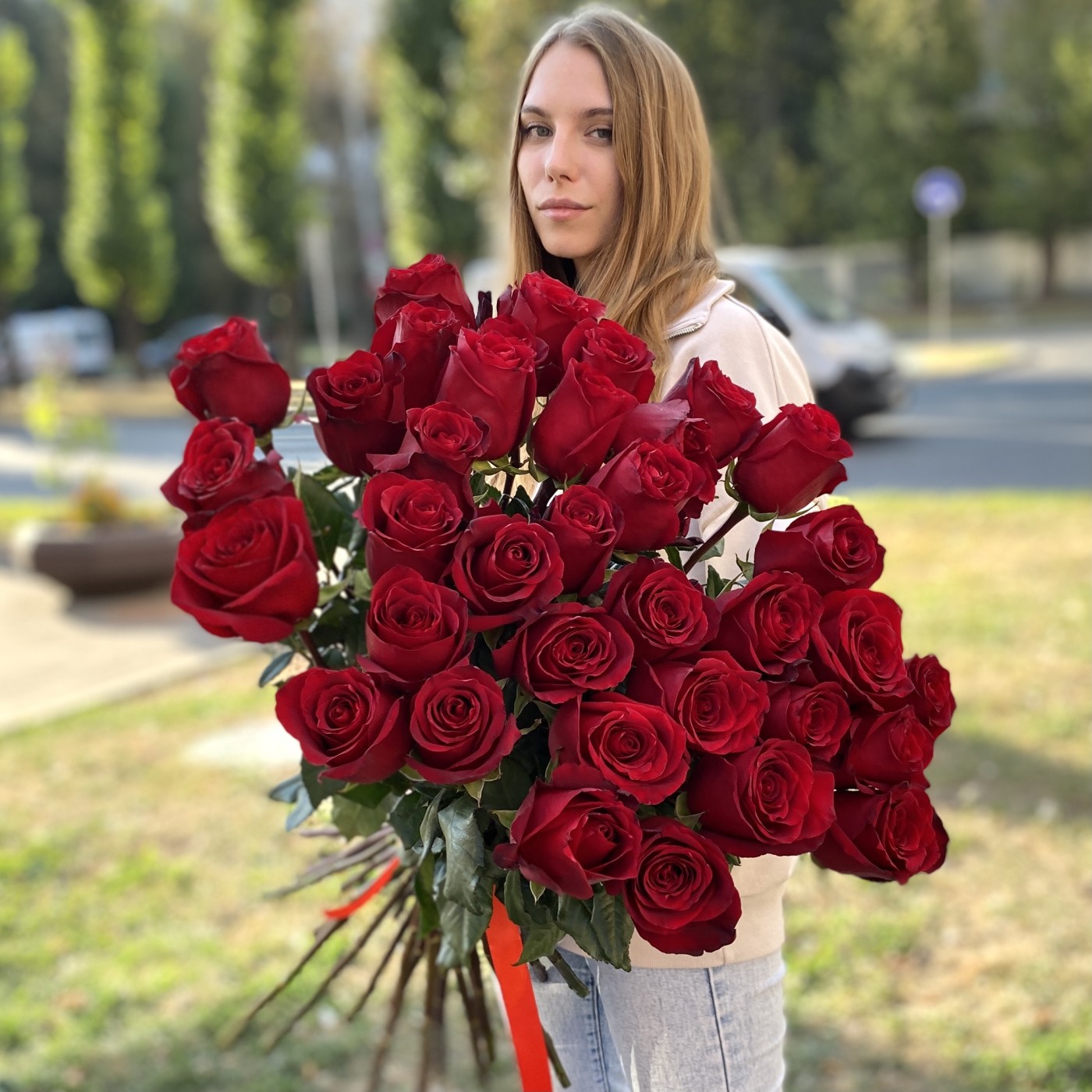 35 красных роз Эксплорер 80 см