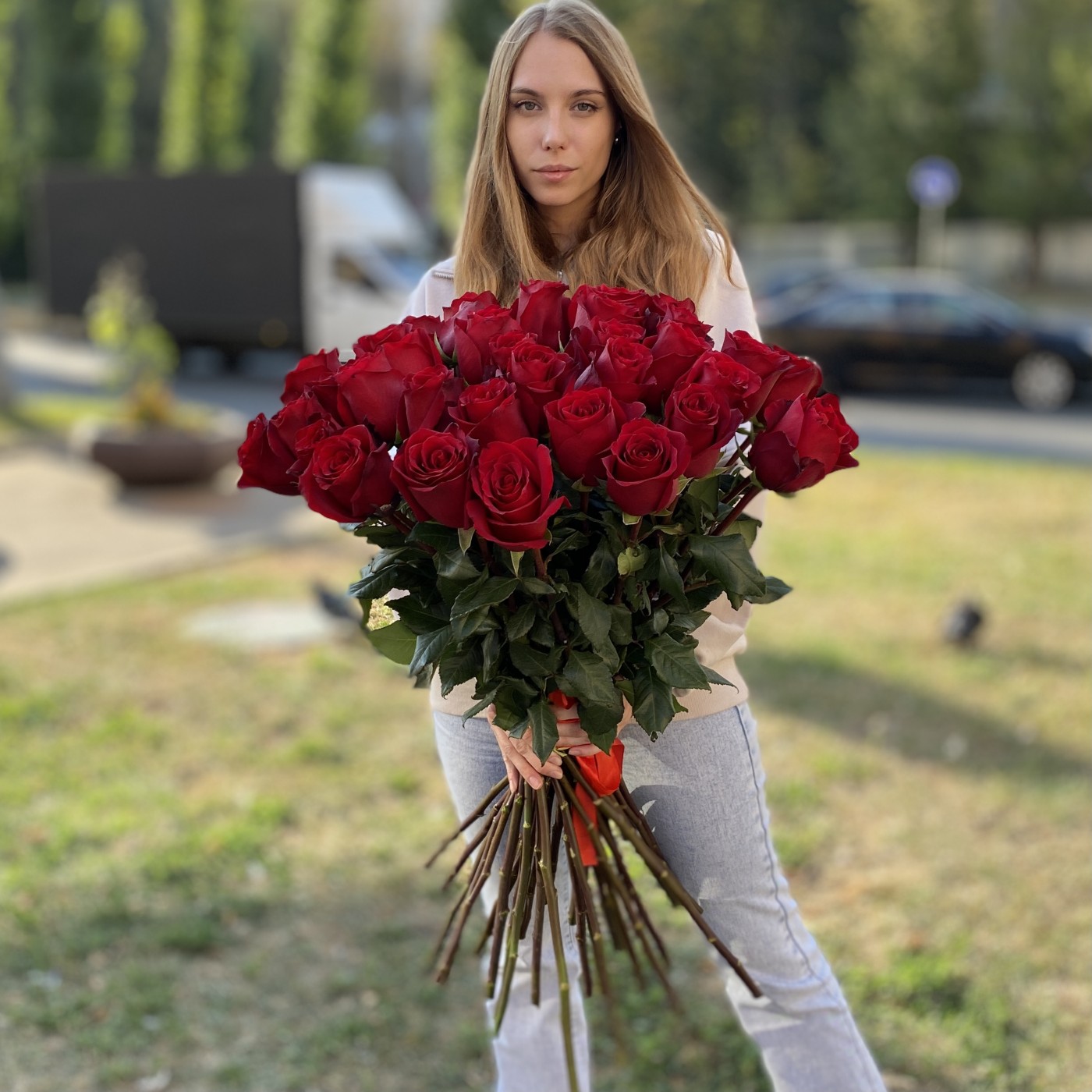 35 красных роз Эксплорер 80 см