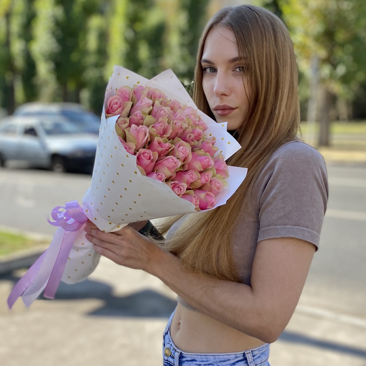 35 розово-зеленых роз в упаковке