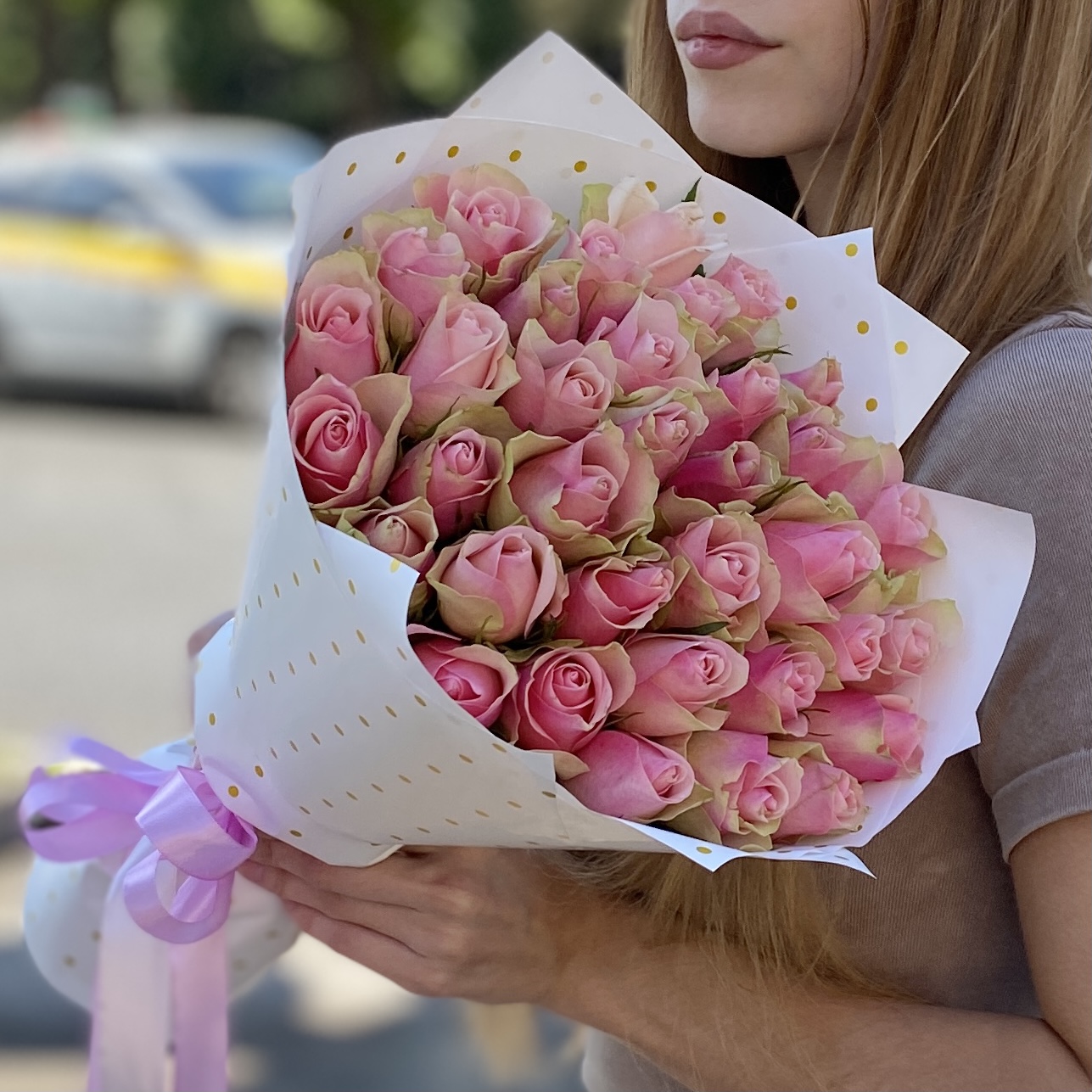 35 розово-зеленых роз в упаковке