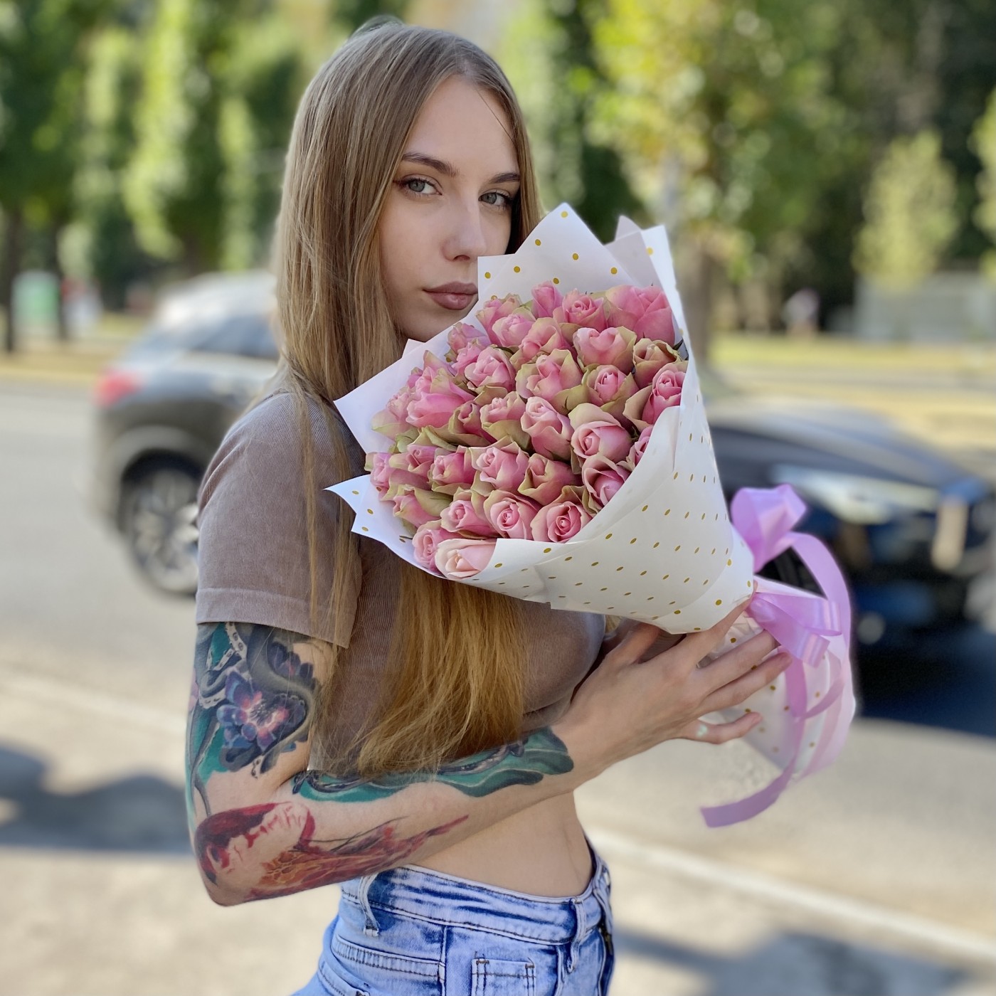35 розово-зеленых роз в упаковке