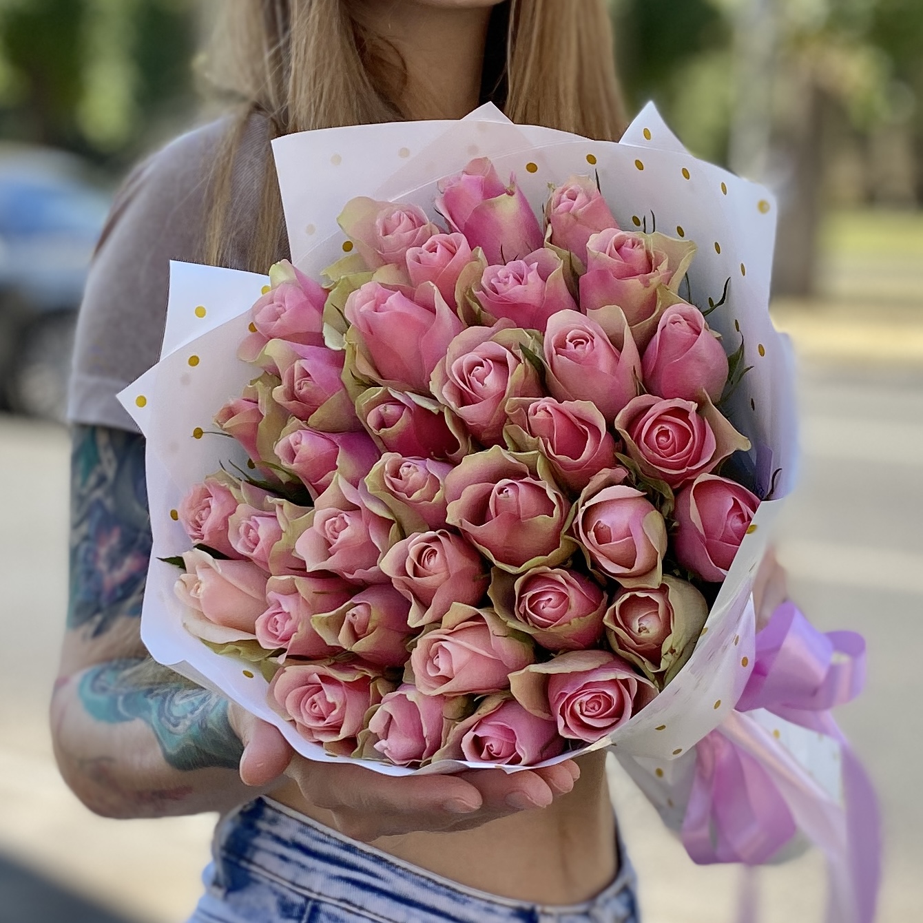 35 розово-зеленых роз в упаковке