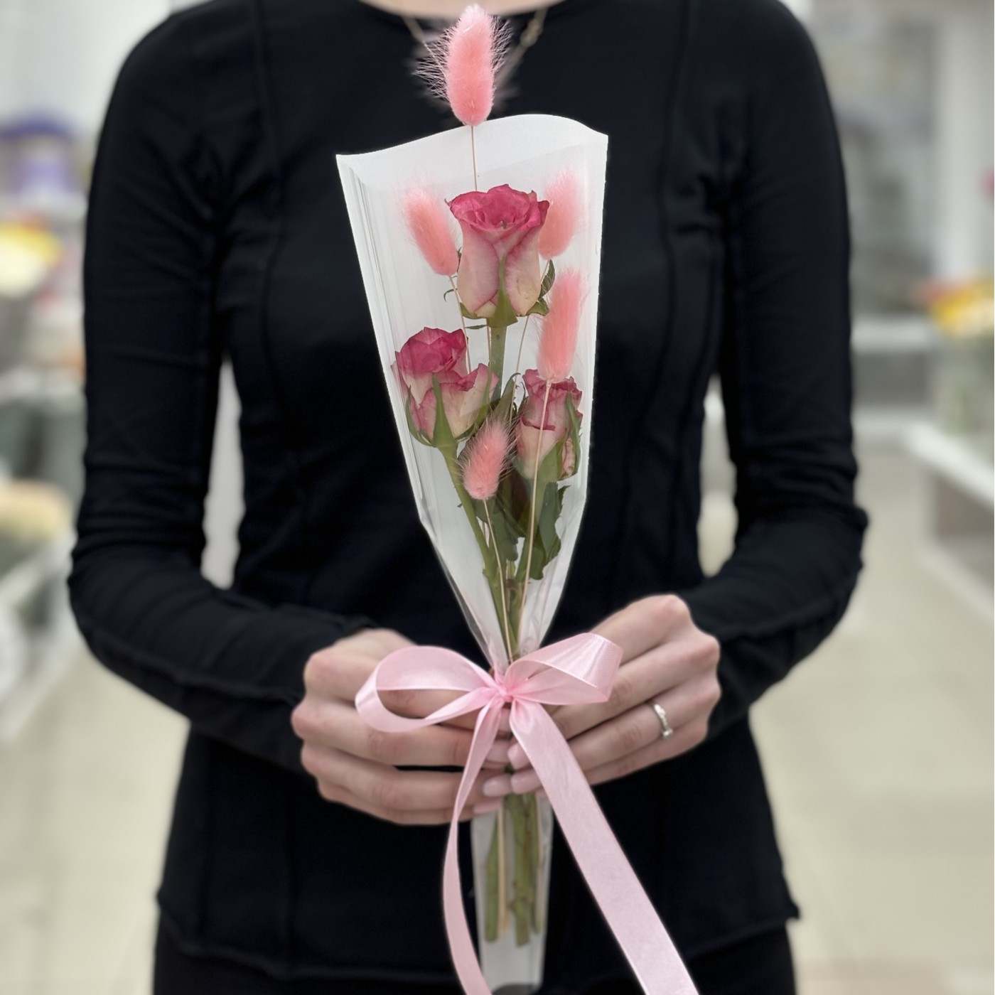 3 малиновые розы Дабл дейт в упаковке